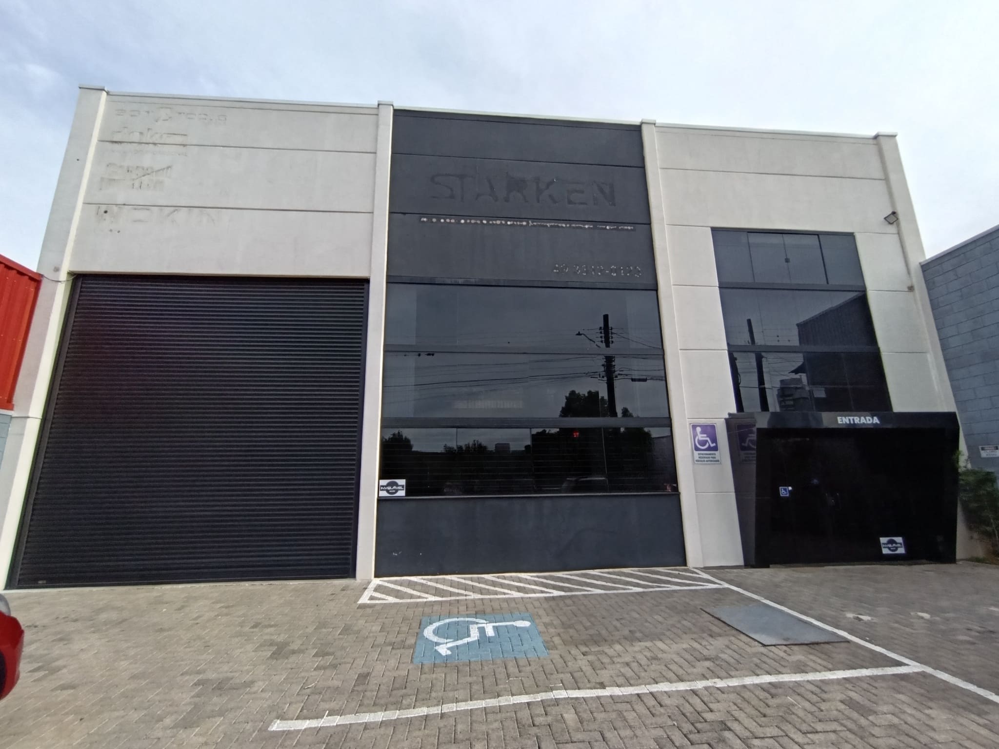 Trifásico.<br>
Pé Direito de 6,5.