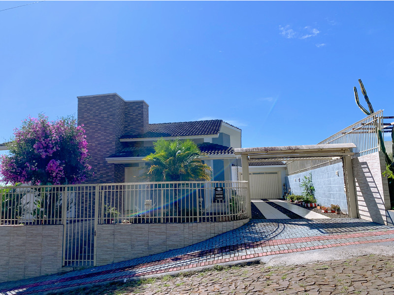 - M&oacute;veis sob-medida na cozinha e sala;&nbsp;