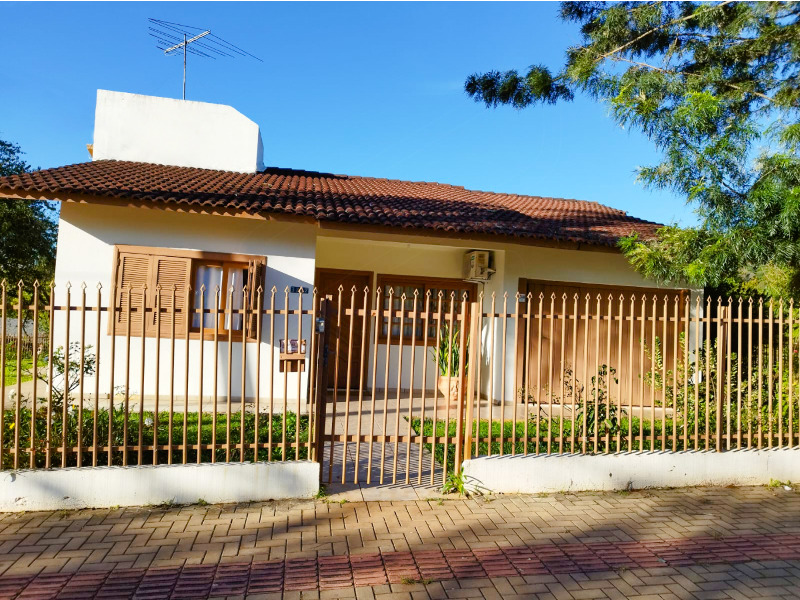 <b>-</b> Terreno possui outra casa nos fundos, medindo aproximadamente 80,00m&sup2;, contendo: 3 quartos sendo uma su&iacute;te, sala de estar, cozinha, lavanderia e uma vaga de garagem;&nbsp;