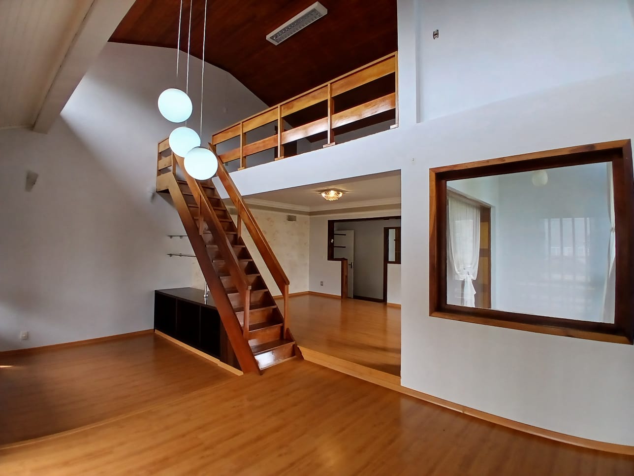 - Casa comercial com mesanino; 