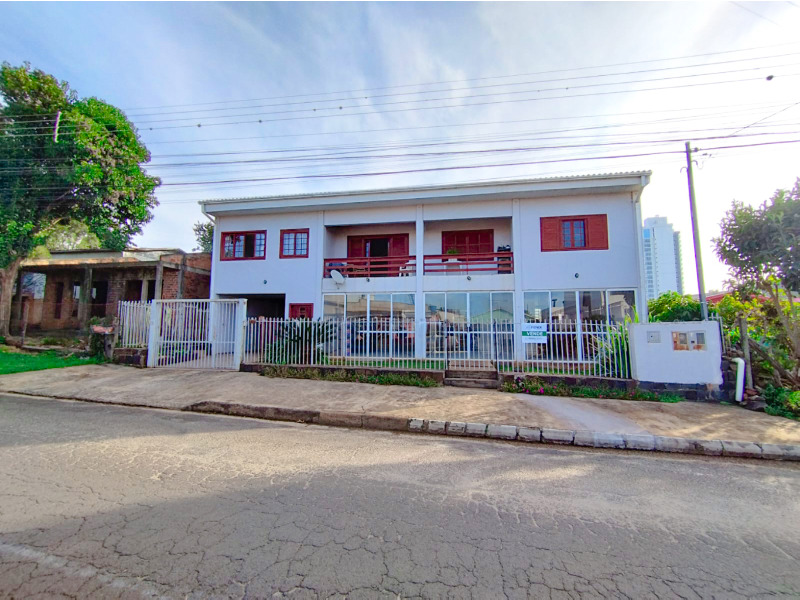 <b>-</b> Possui sala comercial no andar inferior, medindo aproximadamente 130,00m&sup2;, com dois banheiros;