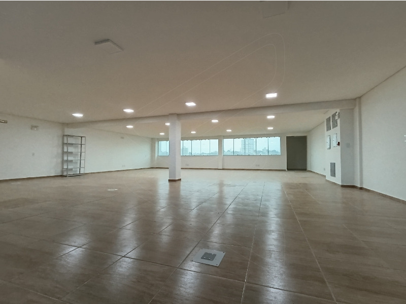 <p><br>
	Imóvel comercial com diversas salas amplas, todas bem iluminadas.</p>

<p>Imovel tambem acompanha de varios banheiros, ideal para acomodar diversos tipos de negócios</p>
