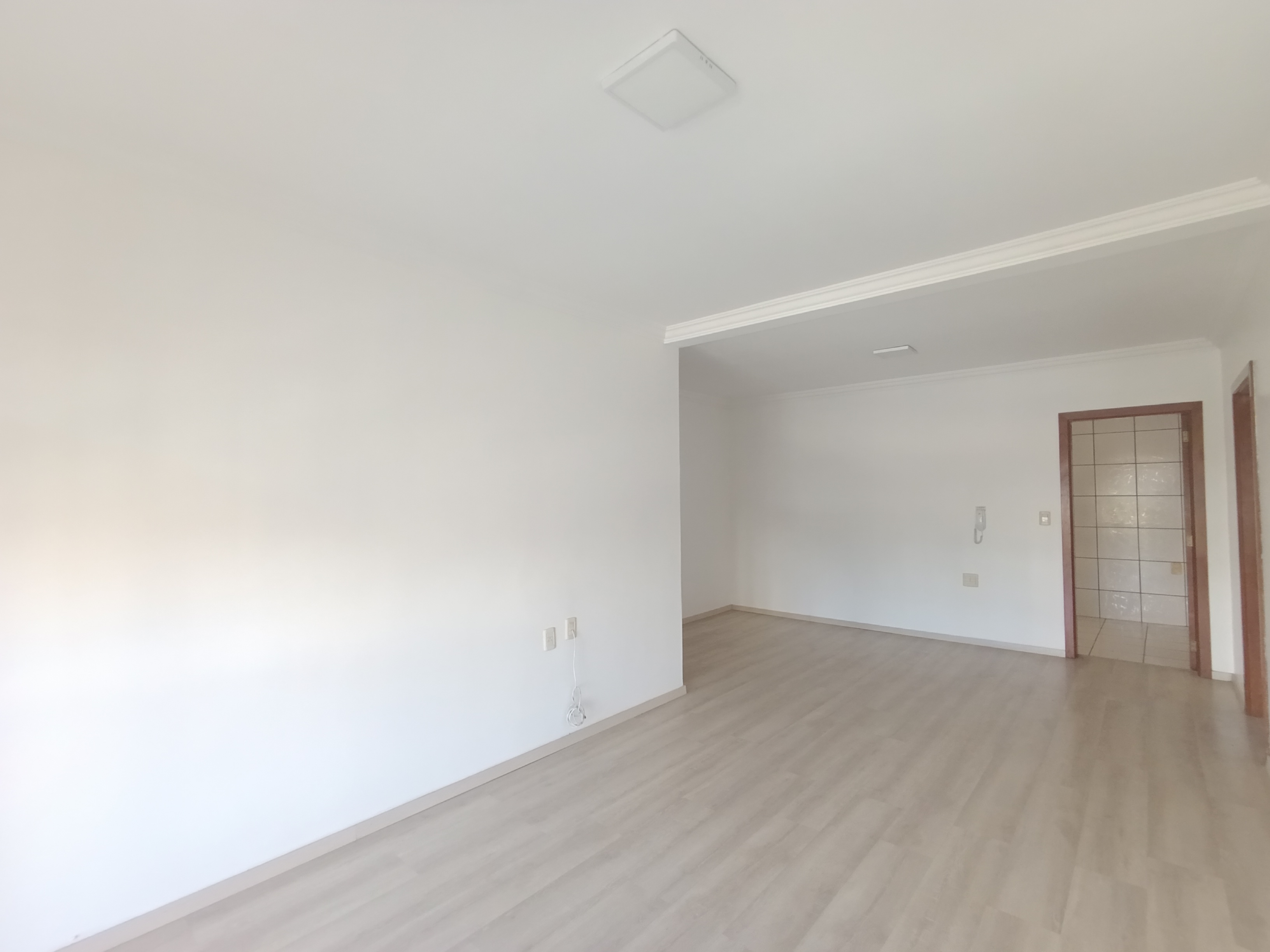 Apartamento para locação com excelente localização nas proximidades da Wolksvagen. O imóvel possui 107 m² de área total construída, com dois dormitórios sendo uma suíte, sala com sacada, cozinha, banheiro social e área de serviço. Conta com aquecedor de água, gás central e revestimento em cerâmica e laminado. O prédio possui apenas dois apartamentos por andar, oferecendo mais privacidade e tranquilidade aos moradores. Orientação solar sul, ideal para quem busca um ambiente bem iluminado e arejado. Valor aproximado de IPTU R$ 95,00, condomínio R$ 300,00 e seguro incêndio R$ 35,00.<br>
<br>
<br>
