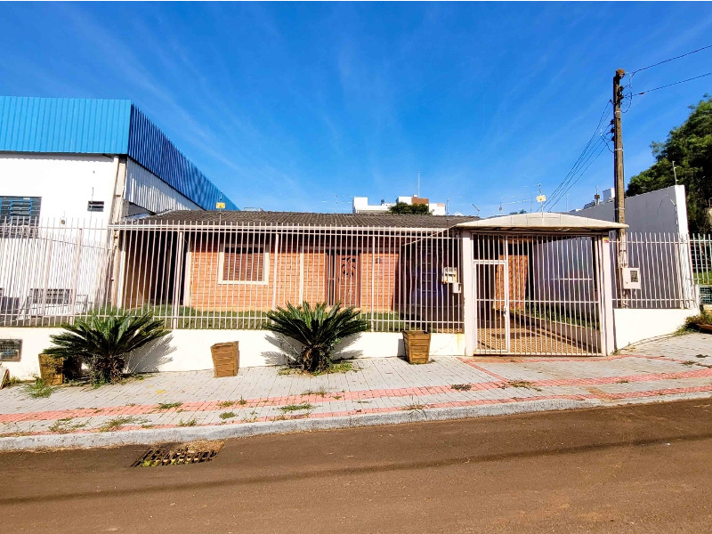 - Cozinha sob medida<br>
- Despensa, Piscina.<br>
- Imóvel semi-mobiliado.<br>
- Imóvel estará vago a partir do dia 05/05