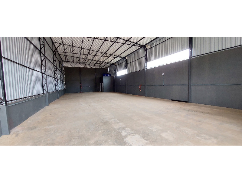 Pé direito alto;<br>
Doca para carga e descarga;<br>
Acessibilidade;<br>
Vão livre.