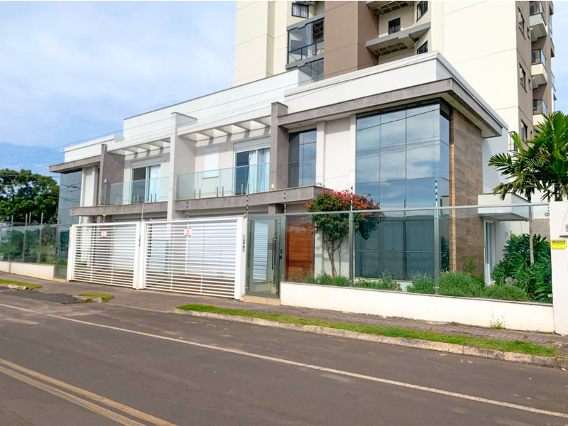 Sobrado em alvenaria com 02 andares;<br>
Possui escrit&oacute;rio na parte superior e closet.