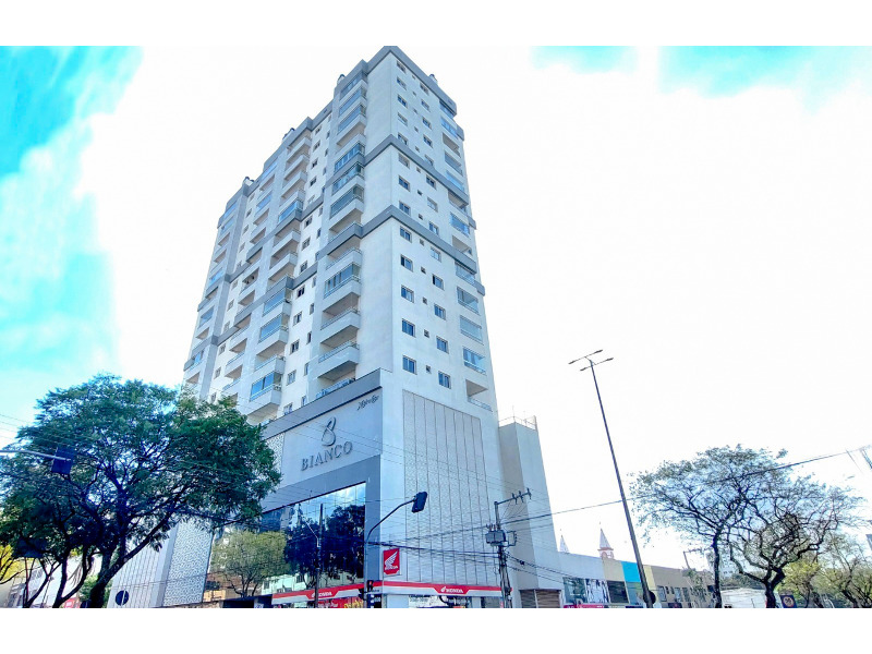 Apartamento de frente;<br>
Cozinha com pia e banheiro mobiliado.<br>
Edifício com estrutura completa, com academia, espaços kids, salão de festas de alto padrão, sala de banho e sauna.