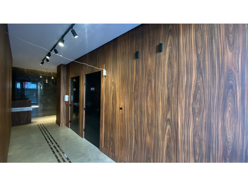 <br>
Sala comercial com 73,09 m² de área privativa, inserida em um prédio com 360,00 m² de área total construída. O imóvel dispõe de 1 banheiro social e conta com elevador, garantindo acessibilidade e praticidade para clientes e colaboradores.<br>
<br>
Excelente opção para quem busca um espaço funcional, moderno e bem localizado para instalar sua empresa.<br>
<br>
