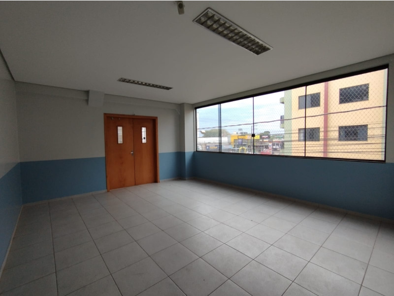 Sala no segundo pavimento;<br>
Ampla vis&atilde;o para a avenida.