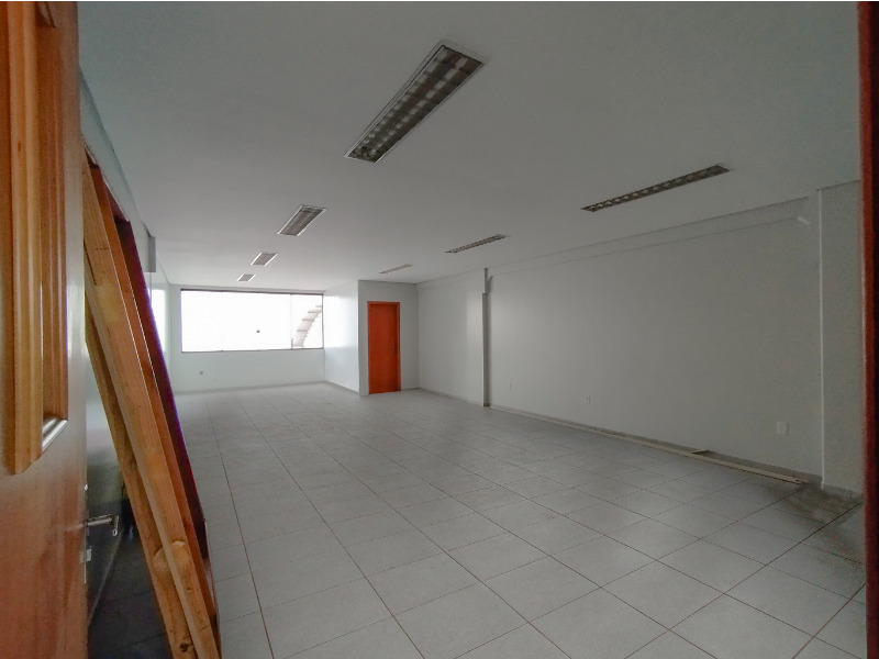 Sala no segundo pavimento;<br>
Ampla vis&atilde;o da Avenida.