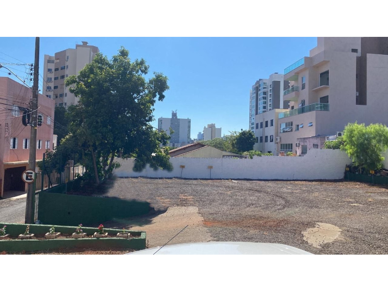 Terreno conta com benefícios;<br>
São dois lotes unificados.