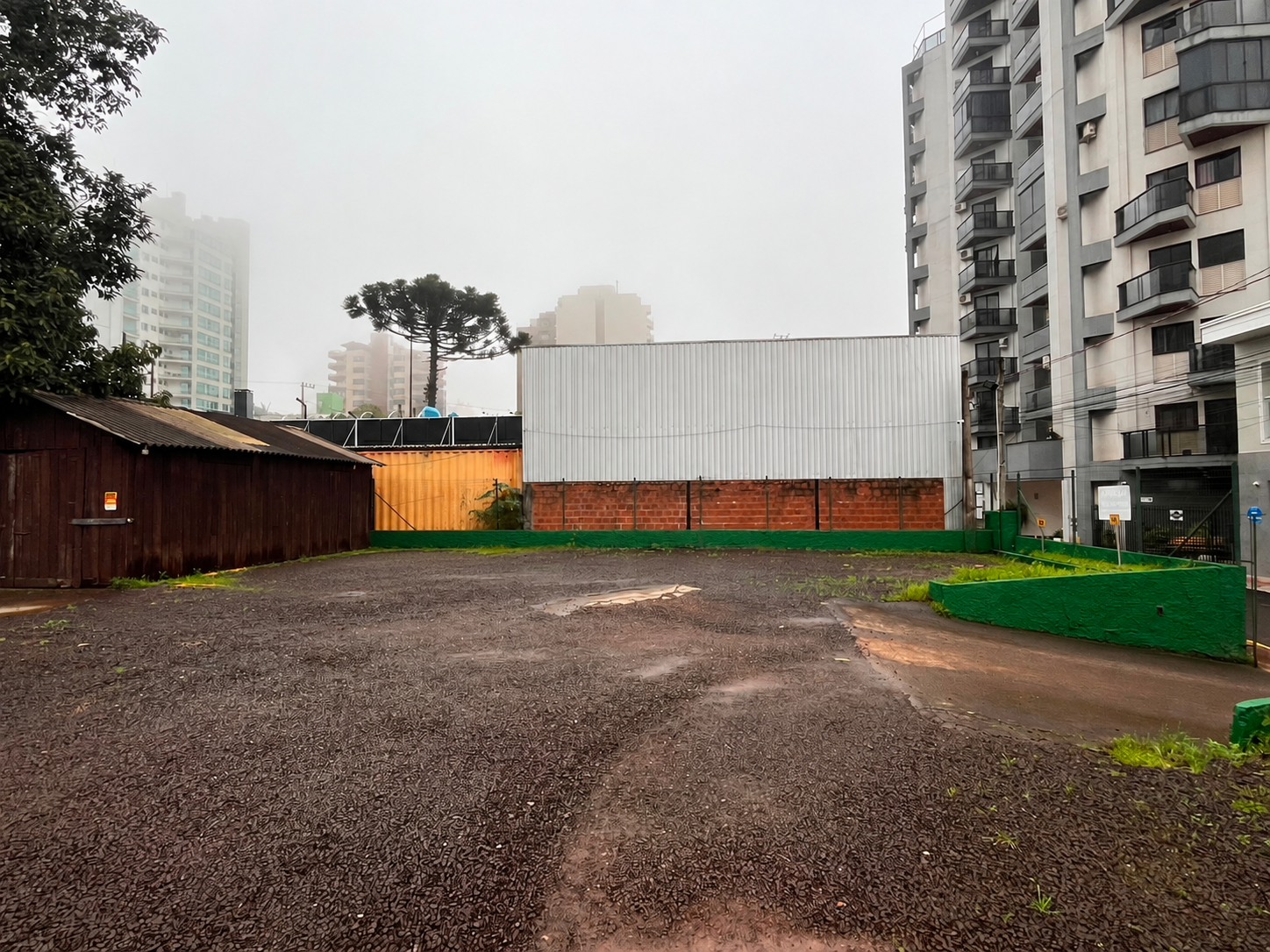 Terreno conta com benefícios;
São dois lotes unificados.