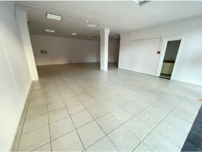 <br>
<br>
Sala comercial com 78,00 m² de área privativa, bem iluminada com orientação solar leste. O imóvel conta com 1 banheiro social e piso em cerâmica, oferecendo praticidade e fácil manutenção.<br>
O custo de IPTU é de aproximadamente R$ 232,00, tornando-se uma excelente opção para quem busca um espaço funcional e econômico para instalar sua empresa.<br>
<br>
