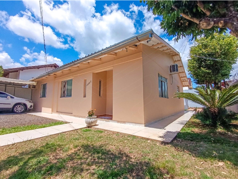 Casa ampla e semi mobiliada;<br>
Grande sobra de terreno nos fundos;<br>
Cozinha com pia e armários.