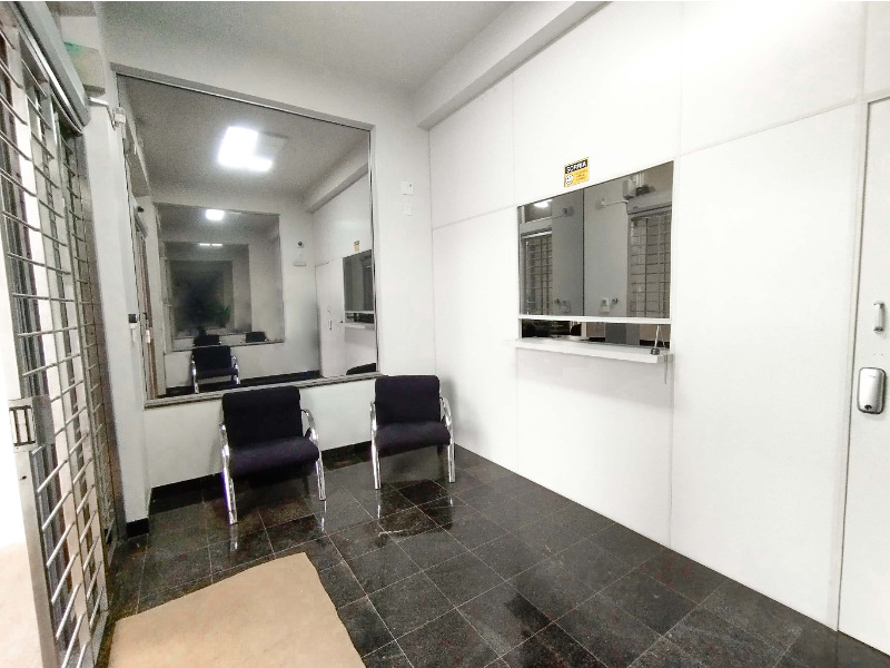 Sala toda reformada;<br>
Elevador com acessibilidade;<br>
Piso em granito;<br>
Cont&eacute;m 4 salas para ger&ecirc;ncia, 2 sala de reuni&otilde;es, 1 sala para arquivo morto e servidore, e ainda, o espa&ccedil;o central;<br>
Possui c&acirc;meras de seguran&ccedil;a, alarme, grades, porta eletr&ocirc;nica e fechadura com senha;<br>
Possui climatizadores e uma copa com pia e arm&aacute;rios.