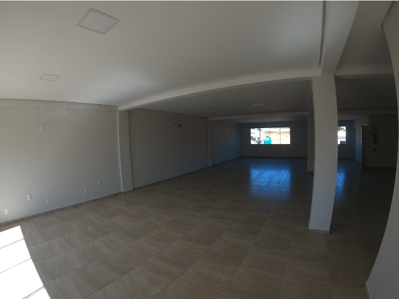 <br>
Sala comercial com 140,00 m² de área privativa, equipada com 2 banheiros sociais, 1 vaga de garagem e elevador, oferecendo praticidade e conforto para clientes e colaboradores. O piso em cerâmica garante fácil manutenção e bom acabamento.<br>
O imóvel já possui Habite-se e conta com custos mensais acessíveis: IPTU aproximado de R$ 110,00, condomínio R$ 250,00 e seguro incêndio em torno de R$ 63,00. Uma excelente opção para empresas que buscam um espaço funcional e bem localizado.<br>
<br>
<br>
<br>
