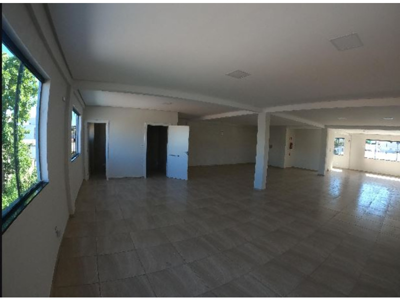 <br>
<br>
Sala comercial com 140,00 m² de área privativa, equipada com 2 banheiros sociais, elevador e estacionamento, garantindo conforto e praticidade para clientes e colaboradores. O piso em cerâmicaproporciona fácil manutenção e bom acabamento.<br>
O imóvel já possui Habite-see custos mensais acessíveis, com IPTU aproximado de R$ 110,00, condomínio de R$ 250,00 e seguro incêndio em torno de R$ 63,00. Uma excelente opção para empresas que buscam um espaço funcional e bem localizado.<br>
<br>
<br>
<br>
<br>
