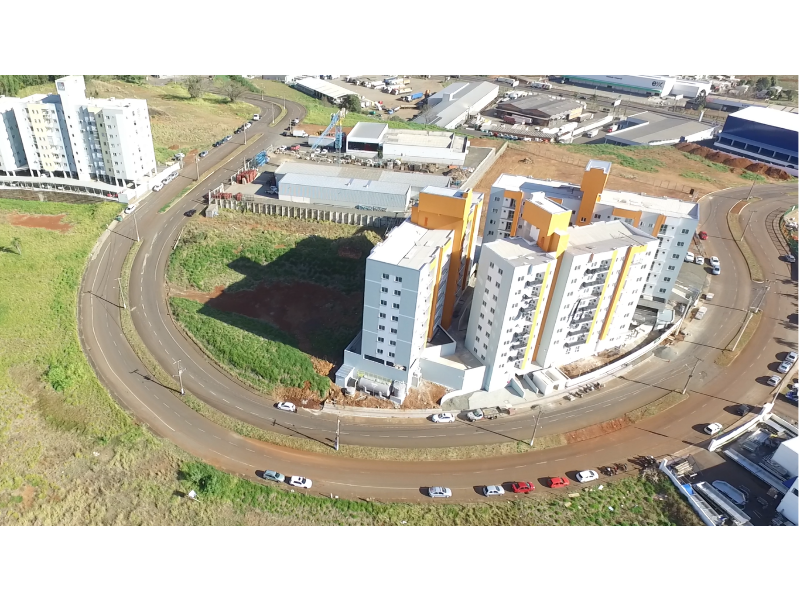 Prédio possui academia, quadra, piscina e espaço pet.