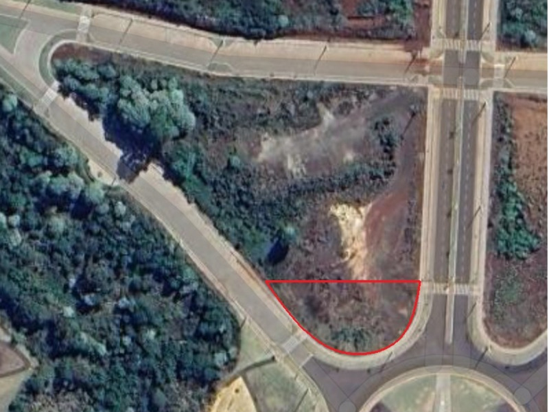 Terreno amplo, com a melhor localização do bairro.