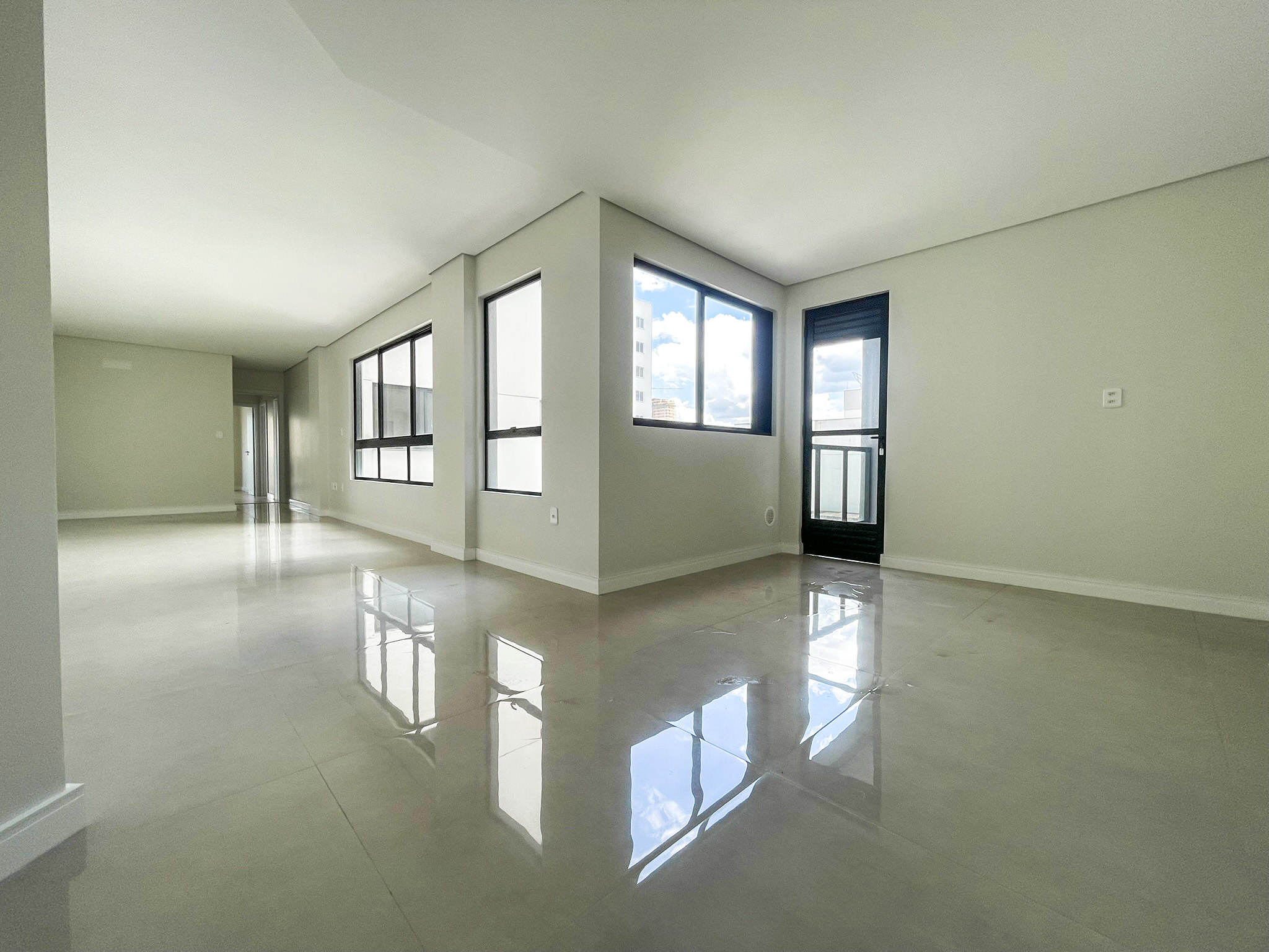 Apartamento novo e bem localizado no Centro da cidade. Seu piso revestido por porcelanato agragam um ar sofisticado e moderno no im&oacute;vel. Venha conhecer seu futuro novo lar.