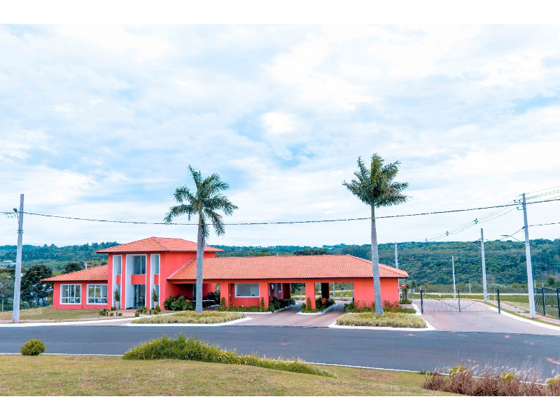 Condom&iacute;nio possui cachoeira, quadra de t&ecirc;nis, quadra poliesport&iacute;va, ciclovia, academias ao ar livre, vesti&aacute;rios, quiosque com churrasqueira, pra&ccedil;as com play ground, pra&ccedil;a do idoso, churrasqueira e forno de pizza.