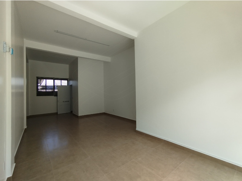 Sala reformada, localizada na principal avenida da cidade.