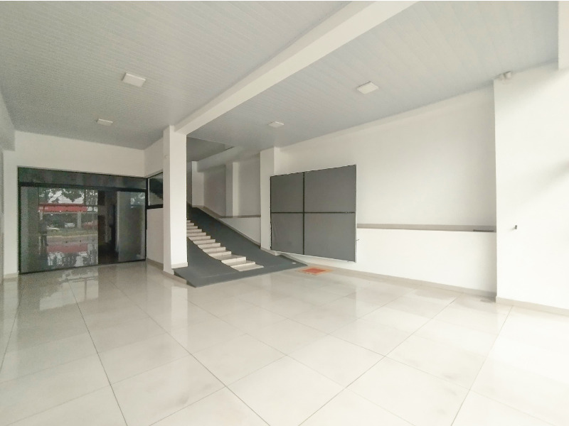 <br>
Ampla sala comercial com 800,00 m² de área privativa, equipada com 3 banheiros sociaise cozinha, ideal para empresas que buscam espaço e funcionalidade. O imóvel possui Habite-se e piso em cerâmica, porcelanato e polido, oferecendo acabamento moderno e versátil.<br>
Com orientação solar leste e localização próxima ao Atacadão dos Móveis, garante ótima iluminação natural e fácil acesso, sendo uma excelente opção para negócios que precisam de visibilidade e praticidade.<br>
<br>
