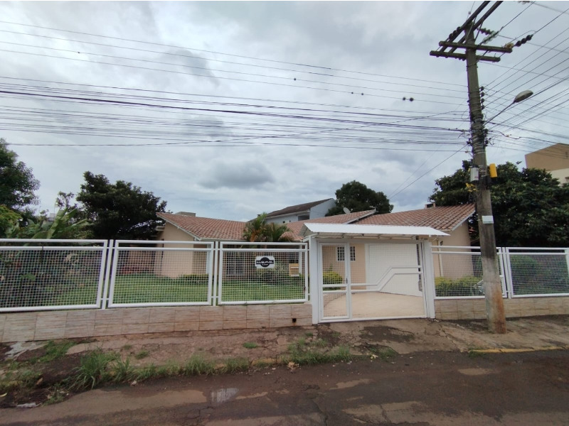 Conforto e espaço se unem nesta casa de alvenaria, oferecendo um lar espaçoso e versátil. Uma construção sólida e bem distribuída em um local conveniente para desfrutar do melhor em espaço e comodidade.