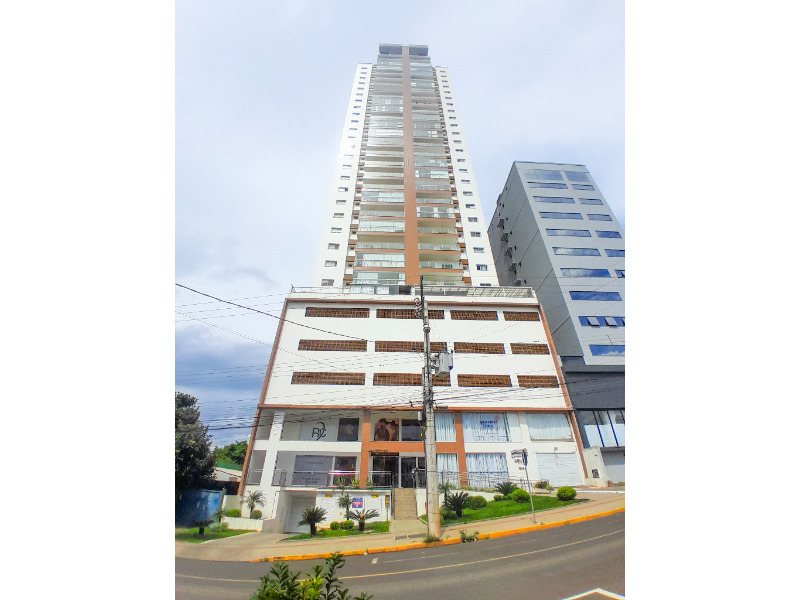 Apartamento sofisticado e semi mobiliado, esta opção conta com 98 m&sup2; de área privativa, além de mais 100 m&sup2; de terraço. Possui 2 quartos e 1 suíte, uma ampla sala de estar e de jantar e uma agradável sacada para relaxar apreciando a vista. Os pisos revestidos por porcelanato são responsáveis por transmitir ao ambiente elegância e aprumo.<br>
<br>
De aspectos diferenciais do condomínio temos a disponibilidade de uma agradável piscina, presença de uma academia com uma variedade de aparelhos, Play Ground para a criançada e, por fim, um amplo heliponto.<br>
<br>
Venha conhecer este apartamento dos sonhos! Agende uma visita!