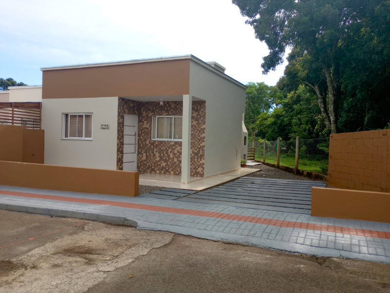 <span style="color: #374151; font-family: Söhne, ui-sans-serif, system-ui, -apple-system, "Segoe UI", Roboto, Ubuntu, Cantarell, "Noto Sans", sans-serif, "Helvetica Neue", Arial, "Apple Color Emoji", "Segoe UI Emoji", "Segoe UI Symbol", "Noto Color Emoji"; font-size: 16px; white-space-collapse: preserve;">Encante-se com esta casa geminada &agrave; venda, com dois quartos, sendo um deles su&iacute;te. Ideal para quem busca praticidade e conforto, a resid&ecirc;ncia oferece espa&ccedil;os bem distribu&iacute;dos, destacando-se pela sua atmosfera acolhedora. A su&iacute;te principal proporciona privacidade, enquanto a cozinha funcional torna o dia a dia mais pr&aacute;tico. N&atilde;o perca a chance de adquirir esta charmosa casa geminada e viver com estilo. Agende sua visita agora!</span>