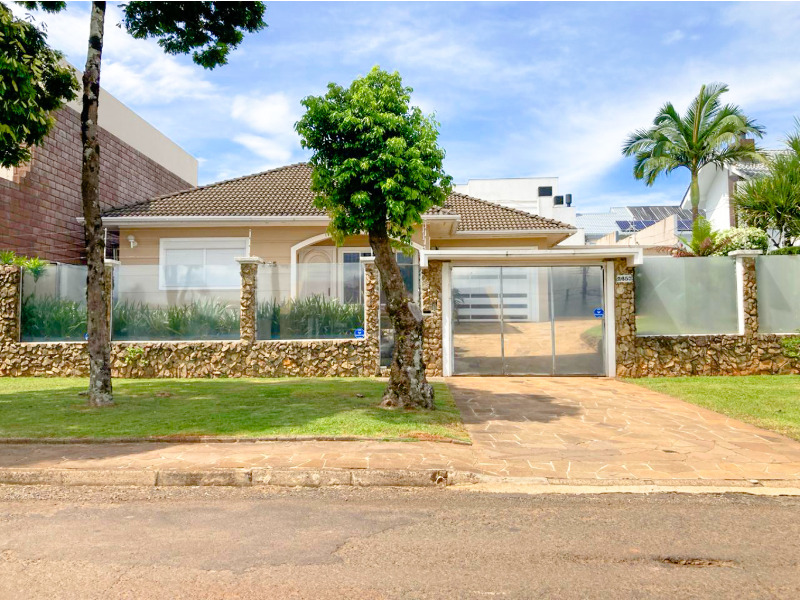 <p style="border: 0px solid #d9d9e3; box-sizing: border-box; --tw-border-spacing-x: 0; --tw-border-spacing-y: 0; --tw-translate-x: 0; --tw-translate-y: 0; --tw-rotate: 0; --tw-skew-x: 0; --tw-skew-y: 0; --tw-scale-x: 1; --tw-scale-y: 1; --tw-pan-x: ; --tw-pan-y: ; --tw-pinch-zoom: ; --tw-scroll-snap-strictness: proximity; --tw-gradient-from-position: ; --tw-gradient-via-position: ; --tw-gradient-to-position: ; --tw-ordinal: ; --tw-slashed-zero: ; --tw-numeric-figure: ; --tw-numeric-spacing: ; --tw-numeric-fraction: ; --tw-ring-inset: ; --tw-ring-offset-width: 0px; --tw-ring-offset-color: #fff; --tw-ring-color: rgba(69,89,164,.5); --tw-ring-offset-shadow: 0 0 transparent; --tw-ring-shadow: 0 0 transparent; --tw-shadow: 0 0 transparent; --tw-shadow-colored: 0 0 transparent; --tw-blur: ; --tw-brightness: ; --tw-contrast: ; --tw-grayscale: ; --tw-hue-rotate: ; --tw-invert: ; --tw-saturate: ; --tw-sepia: ; --tw-drop-shadow: ; --tw-backdrop-blur: ; --tw-backdrop-brightness: ; --tw-backdrop-contrast: ; --tw-backdrop-grayscale: ; --tw-backdrop-hue-rotate: ; --tw-backdrop-invert: ; --tw-backdrop-opacity: ; --tw-backdrop-saturate: ; --tw-backdrop-sepia: ; margin: 0px 0px 1.25em; color: #374151; font-family: Söhne, ui-sans-serif, system-ui, -apple-system, "Segoe UI", Roboto, Ubuntu, Cantarell, "Noto Sans", sans-serif, "Helvetica Neue", Arial, "Apple Color Emoji", "Segoe UI Emoji", "Segoe UI Symbol", "Noto Color Emoji"; font-size: 16px; white-space-collapse: preserve;">Encante-se com esta espaçosa residência em alvenaria, oferecendo 240 m&sup2; de puro conforto e elegância. Com dois amplos quartos e uma suíte luxuosa, esta casa é perfeita para quem busca o equilíbrio entre funcionalidade e sofisticação.</p>

<p style="border: 0px solid #d9d9e3; box-sizing: border-box; --tw-border-spacing-x: 0; --tw-border-spacing-y: 0; --tw-translate-x: 0; --tw-translate-y: 0; --tw-rotate: 0; --tw-skew-x: 0; --tw-skew-y: 0; --tw-scale-x: 1; --tw-scale-y: 1; --tw-pan-x: ; --tw-pan-y: ; --tw-pinch-zoom: ; --tw-scroll-snap-strictness: proximity; --tw-gradient-from-position: ; --tw-gradient-via-position: ; --tw-gradient-to-position: ; --tw-ordinal: ; --tw-slashed-zero: ; --tw-numeric-figure: ; --tw-numeric-spacing: ; --tw-numeric-fraction: ; --tw-ring-inset: ; --tw-ring-offset-width: 0px; --tw-ring-offset-color: #fff; --tw-ring-color: rgba(69,89,164,.5); --tw-ring-offset-shadow: 0 0 transparent; --tw-ring-shadow: 0 0 transparent; --tw-shadow: 0 0 transparent; --tw-shadow-colored: 0 0 transparent; --tw-blur: ; --tw-brightness: ; --tw-contrast: ; --tw-grayscale: ; --tw-hue-rotate: ; --tw-invert: ; --tw-saturate: ; --tw-sepia: ; --tw-drop-shadow: ; --tw-backdrop-blur: ; --tw-backdrop-brightness: ; --tw-backdrop-contrast: ; --tw-backdrop-grayscale: ; --tw-backdrop-hue-rotate: ; --tw-backdrop-invert: ; --tw-backdrop-opacity: ; --tw-backdrop-saturate: ; --tw-backdrop-sepia: ; margin: 1.25em 0px; color: #374151; font-family: Söhne, ui-sans-serif, system-ui, -apple-system, "Segoe UI", Roboto, Ubuntu, Cantarell, "Noto Sans", sans-serif, "Helvetica Neue", Arial, "Apple Color Emoji", "Segoe UI Emoji", "Segoe UI Symbol", "Noto Color Emoji"; font-size: 16px; white-space-collapse: preserve;">A propriedade conta com duas cozinhas, proporcionando praticidade e versatilidade para suas necessidades culinárias. Seja para refeições do dia a dia ou para receber convidados em grande estilo, você terá o espaço ideal para explorar sua paixão pela culinária.</p>

<p style="border: 0px solid #d9d9e3; box-sizing: border-box; --tw-border-spacing-x: 0; --tw-border-spacing-y: 0; --tw-translate-x: 0; --tw-translate-y: 0; --tw-rotate: 0; --tw-skew-x: 0; --tw-skew-y: 0; --tw-scale-x: 1; --tw-scale-y: 1; --tw-pan-x: ; --tw-pan-y: ; --tw-pinch-zoom: ; --tw-scroll-snap-strictness: proximity; --tw-gradient-from-position: ; --tw-gradient-via-position: ; --tw-gradient-to-position: ; --tw-ordinal: ; --tw-slashed-zero: ; --tw-numeric-figure: ; --tw-numeric-spacing: ; --tw-numeric-fraction: ; --tw-ring-inset: ; --tw-ring-offset-width: 0px; --tw-ring-offset-color: #fff; --tw-ring-color: rgba(69,89,164,.5); --tw-ring-offset-shadow: 0 0 transparent; --tw-ring-shadow: 0 0 transparent; --tw-shadow: 0 0 transparent; --tw-shadow-colored: 0 0 transparent; --tw-blur: ; --tw-brightness: ; --tw-contrast: ; --tw-grayscale: ; --tw-hue-rotate: ; --tw-invert: ; --tw-saturate: ; --tw-sepia: ; --tw-drop-shadow: ; --tw-backdrop-blur: ; --tw-backdrop-brightness: ; --tw-backdrop-contrast: ; --tw-backdrop-grayscale: ; --tw-backdrop-hue-rotate: ; --tw-backdrop-invert: ; --tw-backdrop-opacity: ; --tw-backdrop-saturate: ; --tw-backdrop-sepia: ; margin: 1.25em 0px 0px; color: #374151; font-family: Söhne, ui-sans-serif, system-ui, -apple-system, "Segoe UI", Roboto, Ubuntu, Cantarell, "Noto Sans", sans-serif, "Helvetica Neue", Arial, "Apple Color Emoji", "Segoe UI Emoji", "Segoe UI Symbol", "Noto Color Emoji"; font-size: 16px; white-space-collapse: preserve;">Além disso, o seu refúgio particular inclui uma deslumbrante piscina, onde você pode relaxar e aproveitar momentos inesquecíveis com amigos e familiares. Não apenas uma casa, mas um verdadeiro lar, esta propriedade é uma oportunidade única de viver com elegância e conforto. Agende uma visita e descubra como essa casa pode se tornar o cenário perfeito para a próxima fase da sua vida</p>
