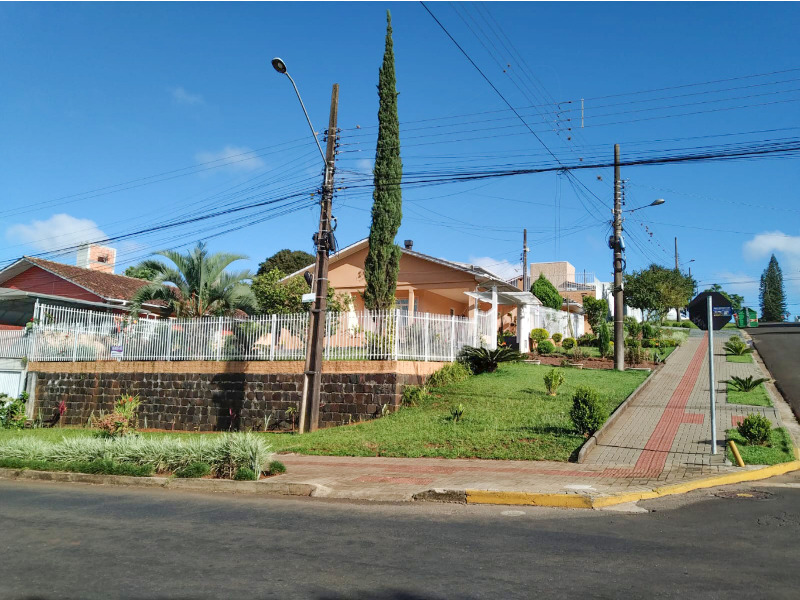 <span style="color: #374151; font-family: Söhne, ui-sans-serif, system-ui, -apple-system, "Segoe UI", Roboto, Ubuntu, Cantarell, "Noto Sans", sans-serif, "Helvetica Neue", Arial, "Apple Color Emoji", "Segoe UI Emoji", "Segoe UI Symbol", "Noto Color Emoji"; font-size: 16px; white-space-collapse: preserve;">Encantadora casa &agrave; venda com dois quartos, sendo uma su&iacute;te, com o m&aacute;ximo de conforto e privacidade. Seu charme &eacute; real&ccedil;ado pelo piso de cer&acirc;mica e pelos cl&aacute;ssicos tacos de madeira, que conferem um toque acolhedor a cada ambiente. Com uma distribui&ccedil;&atilde;o inteligente e espa&ccedil;os bem planejados, esta resid&ecirc;ncia &eacute; ideal para quem busca aconchego e funcionalidade. N&atilde;o perca a oportunidade de transformar esta casa em seu novo lar. Entre em contato para mais detalhes e agende uma visita.</span>