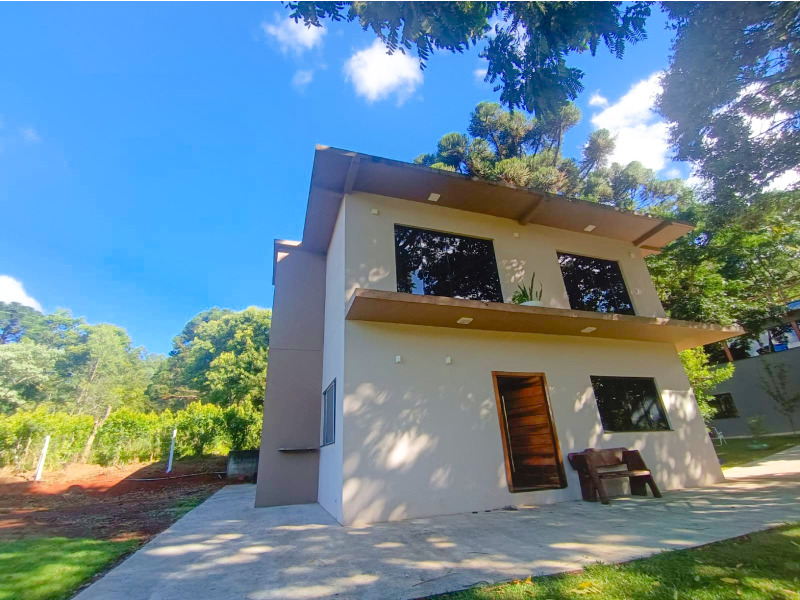 <p style="border: 0px solid #e3e3e3; box-sizing: border-box; --tw-border-spacing-x: 0; --tw-border-spacing-y: 0; --tw-translate-x: 0; --tw-translate-y: 0; --tw-rotate: 0; --tw-skew-x: 0; --tw-skew-y: 0; --tw-scale-x: 1; --tw-scale-y: 1; --tw-pan-x: ; --tw-pan-y: ; --tw-pinch-zoom: ; --tw-scroll-snap-strictness: proximity; --tw-gradient-from-position: ; --tw-gradient-via-position: ; --tw-gradient-to-position: ; --tw-ordinal: ; --tw-slashed-zero: ; --tw-numeric-figure: ; --tw-numeric-spacing: ; --tw-numeric-fraction: ; --tw-ring-inset: ; --tw-ring-offset-width: 0px; --tw-ring-offset-color: #fff; --tw-ring-color: rgba(69,89,164,.5); --tw-ring-offset-shadow: 0 0 transparent; --tw-ring-shadow: 0 0 transparent; --tw-shadow: 0 0 transparent; --tw-shadow-colored: 0 0 transparent; --tw-blur: ; --tw-brightness: ; --tw-contrast: ; --tw-grayscale: ; --tw-hue-rotate: ; --tw-invert: ; --tw-saturate: ; --tw-sepia: ; --tw-drop-shadow: ; --tw-backdrop-blur: ; --tw-backdrop-brightness: ; --tw-backdrop-contrast: ; --tw-backdrop-grayscale: ; --tw-backdrop-hue-rotate: ; --tw-backdrop-invert: ; --tw-backdrop-opacity: ; --tw-backdrop-saturate: ; --tw-backdrop-sepia: ; margin: 1.25em 0px; color: #0d0d0d; font-family: Söhne, ui-sans-serif, system-ui, -apple-system, "Segoe UI", Roboto, Ubuntu, Cantarell, "Noto Sans", sans-serif, "Helvetica Neue", Arial, "Apple Color Emoji", "Segoe UI Emoji", "Segoe UI Symbol", "Noto Color Emoji"; font-size: 16px; white-space-collapse: preserve; background-color: #ffffff;">Localizada em um cen&aacute;rio pitoresco, esta ch&aacute;cara de prest&iacute;gio oferece n&atilde;o apenas uma, mas duas resid&ecirc;ncias de alto padr&atilde;o, cada uma com caracter&iacute;sticas &uacute;nicas e comodidades deslumbrantes. Seus 10.321 m&sup2; de &aacute;rea s&atilde;o totalmente revestidos por gramado, tendo, ainda, pomares e hortali&ccedil;as, al&eacute;m de um amplo espa&ccedil;o para quadra de futebol.</p>

<p style="border: 0px solid #e3e3e3; box-sizing: border-box; --tw-border-spacing-x: 0; --tw-border-spacing-y: 0; --tw-translate-x: 0; --tw-translate-y: 0; --tw-rotate: 0; --tw-skew-x: 0; --tw-skew-y: 0; --tw-scale-x: 1; --tw-scale-y: 1; --tw-pan-x: ; --tw-pan-y: ; --tw-pinch-zoom: ; --tw-scroll-snap-strictness: proximity; --tw-gradient-from-position: ; --tw-gradient-via-position: ; --tw-gradient-to-position: ; --tw-ordinal: ; --tw-slashed-zero: ; --tw-numeric-figure: ; --tw-numeric-spacing: ; --tw-numeric-fraction: ; --tw-ring-inset: ; --tw-ring-offset-width: 0px; --tw-ring-offset-color: #fff; --tw-ring-color: rgba(69,89,164,.5); --tw-ring-offset-shadow: 0 0 transparent; --tw-ring-shadow: 0 0 transparent; --tw-shadow: 0 0 transparent; --tw-shadow-colored: 0 0 transparent; --tw-blur: ; --tw-brightness: ; --tw-contrast: ; --tw-grayscale: ; --tw-hue-rotate: ; --tw-invert: ; --tw-saturate: ; --tw-sepia: ; --tw-drop-shadow: ; --tw-backdrop-blur: ; --tw-backdrop-brightness: ; --tw-backdrop-contrast: ; --tw-backdrop-grayscale: ; --tw-backdrop-hue-rotate: ; --tw-backdrop-invert: ; --tw-backdrop-opacity: ; --tw-backdrop-saturate: ; --tw-backdrop-sepia: ; margin: 1.25em 0px; color: #0d0d0d; font-family: Söhne, ui-sans-serif, system-ui, -apple-system, "Segoe UI", Roboto, Ubuntu, Cantarell, "Noto Sans", sans-serif, "Helvetica Neue", Arial, "Apple Color Emoji", "Segoe UI Emoji", "Segoe UI Symbol", "Noto Color Emoji"; font-size: 16px; white-space-collapse: preserve; background-color: #ffffff;"><span style="border: 0px solid #e3e3e3; box-sizing: border-box; --tw-border-spacing-x: 0; --tw-border-spacing-y: 0; --tw-translate-x: 0; --tw-translate-y: 0; --tw-rotate: 0; --tw-skew-x: 0; --tw-skew-y: 0; --tw-scale-x: 1; --tw-scale-y: 1; --tw-pan-x: ; --tw-pan-y: ; --tw-pinch-zoom: ; --tw-scroll-snap-strictness: proximity; --tw-gradient-from-position: ; --tw-gradient-via-position: ; --tw-gradient-to-position: ; --tw-ordinal: ; --tw-slashed-zero: ; --tw-numeric-figure: ; --tw-numeric-spacing: ; --tw-numeric-fraction: ; --tw-ring-inset: ; --tw-ring-offset-width: 0px; --tw-ring-offset-color: #fff; --tw-ring-color: rgba(69,89,164,.5); --tw-ring-offset-shadow: 0 0 transparent; --tw-ring-shadow: 0 0 transparent; --tw-shadow: 0 0 transparent; --tw-shadow-colored: 0 0 transparent; --tw-blur: ; --tw-brightness: ; --tw-contrast: ; --tw-grayscale: ; --tw-hue-rotate: ; --tw-invert: ; --tw-saturate: ; --tw-sepia: ; --tw-drop-shadow: ; --tw-backdrop-blur: ; --tw-backdrop-brightness: ; --tw-backdrop-contrast: ; --tw-backdrop-grayscale: ; --tw-backdrop-hue-rotate: ; --tw-backdrop-invert: ; --tw-backdrop-opacity: ; --tw-backdrop-saturate: ; --tw-backdrop-sepia: ; font-weight: 600; color: var(--tw-prose-bold);">Casa 01:</span> Com uma &aacute;rea privativa de 210 m&sup2;, a Casa 01 &eacute; uma verdadeira obra-prima de conforto e sofistica&ccedil;&atilde;o. Possui duas su&iacute;tes espa&ccedil;osas, perfeitas para garantir privacidade e conforto aos seus ocupantes. Al&eacute;m disso, conta com tr&ecirc;s banheiros sociais, garantindo conveni&ecirc;ncia para os h&oacute;spedes. Seu espa&ccedil;o de lazer &eacute; invej&aacute;vel, com uma churrasqueira integrada, ideal para reuni&otilde;es animadas, um sal&atilde;o de festas bem equipado para celebrar ocasi&otilde;es especiais e um po&ccedil;o artesiano que garante o abastecimento de &aacute;gua de qualidade.<br>
	<br>
	- 02 su&iacute;tes<br>
	- Sal&atilde;o de Festas<br>
	- 03 banheiros sociais<br>
	- Po&ccedil;o Artesiano<br>
	- Cozinha<br>
	<span style="color: #0d0d0d; font-family: Söhne, ui-sans-serif, system-ui, -apple-system, "Segoe UI", Roboto, Ubuntu, Cantarell, "Noto Sans", sans-serif, "Helvetica Neue", Arial, "Apple Color Emoji", "Segoe UI Emoji", "Segoe UI Symbol", "Noto Color Emoji"; font-size: 16px; white-space-collapse: preserve; background-color: #ffffff;">- Sala de J</span><span style="color: #0d0d0d; font-family: Söhne, ui-sans-serif, system-ui, -apple-system, "Segoe UI", Roboto, Ubuntu, Cantarell, "Noto Sans", sans-serif, "Helvetica Neue", Arial, "Apple Color Emoji", "Segoe UI Emoji", "Segoe UI Symbol", "Noto Color Emoji"; font-size: 16px; white-space-collapse: preserve; background-color: #ffffff;">a</span><span style="color: #0d0d0d; font-family: Söhne, ui-sans-serif, system-ui, -apple-system, "Segoe UI", Roboto, Ubuntu, Cantarell, "Noto Sans", sans-serif, "Helvetica Neue", Arial, "Apple Color Emoji", "Segoe UI Emoji", "Segoe UI Symbol", "Noto Color Emoji"; font-size: 16px; white-space-collapse: preserve; background-color: #ffffff;">ntar</span><br style="color: #0d0d0d; font-family: Söhne, ui-sans-serif, system-ui, -apple-system, "Segoe UI", Roboto, Ubuntu, Cantarell, "Noto Sans", sans-serif, "Helvetica Neue", Arial, "Apple Color Emoji", "Segoe UI Emoji", "Segoe UI Symbol", "Noto Color Emoji"; font-size: 16px; white-space-collapse: preserve;">
	<span style="color: #0d0d0d; font-family: Söhne, ui-sans-serif, system-ui, -apple-system, "Segoe UI", Roboto, Ubuntu, Cantarell, "Noto Sans", sans-serif, "Helvetica Neue", Arial, "Apple Color Emoji", "Segoe UI Emoji", "Segoe UI Symbol", "Noto Color Emoji"; font-size: 16px; white-space-collapse: preserve; background-color: #ffffff;">- Sala de Estar<br>
	- &Aacute;rea privativa 210 m&sup2;</span><br style="color: #0d0d0d; font-family: Söhne, ui-sans-serif, system-ui, -apple-system, "Segoe UI", Roboto, Ubuntu, Cantarell, "Noto Sans", sans-serif, "Helvetica Neue", Arial, "Apple Color Emoji", "Segoe UI Emoji", "Segoe UI Symbol", "Noto Color Emoji"; font-size: 16px; white-space-collapse: preserve;">
	<span style="color: #0d0d0d; font-family: Söhne, ui-sans-serif, system-ui, -apple-system, "Segoe UI", Roboto, Ubuntu, Cantarell, "Noto Sans", sans-serif, "Helvetica Neue", Arial, "Apple Color Emoji", "Segoe UI Emoji", "Segoe UI Symbol", "Noto Color Emoji"; font-size: 16px; white-space-collapse: preserve; background-color: #ffffff;">- &Aacute;rea de Servi&ccedil;o</span><br style="color: #0d0d0d; font-family: Söhne, ui-sans-serif, system-ui, -apple-system, "Segoe UI", Roboto, Ubuntu, Cantarell, "Noto Sans", sans-serif, "Helvetica Neue", Arial, "Apple Color Emoji", "Segoe UI Emoji", "Segoe UI Symbol", "Noto Color Emoji"; font-size: 16px; white-space-collapse: preserve;">
	<span style="color: #0d0d0d; font-family: Söhne, ui-sans-serif, system-ui, -apple-system, "Segoe UI", Roboto, Ubuntu, Cantarell, "Noto Sans", sans-serif, "Helvetica Neue", Arial, "Apple Color Emoji", "Segoe UI Emoji", "Segoe UI Symbol", "Noto Color Emoji"; font-size: 16px; white-space-collapse: preserve; background-color: #ffffff;">- Churrasqueira</span><br>
	<br>
	&nbsp;</p>

<p style="border: 0px solid #e3e3e3; box-sizing: border-box; --tw-border-spacing-x: 0; --tw-border-spacing-y: 0; --tw-translate-x: 0; --tw-translate-y: 0; --tw-rotate: 0; --tw-skew-x: 0; --tw-skew-y: 0; --tw-scale-x: 1; --tw-scale-y: 1; --tw-pan-x: ; --tw-pan-y: ; --tw-pinch-zoom: ; --tw-scroll-snap-strictness: proximity; --tw-gradient-from-position: ; --tw-gradient-via-position: ; --tw-gradient-to-position: ; --tw-ordinal: ; --tw-slashed-zero: ; --tw-numeric-figure: ; --tw-numeric-spacing: ; --tw-numeric-fraction: ; --tw-ring-inset: ; --tw-ring-offset-width: 0px; --tw-ring-offset-color: #fff; --tw-ring-color: rgba(69,89,164,.5); --tw-ring-offset-shadow: 0 0 transparent; --tw-ring-shadow: 0 0 transparent; --tw-shadow: 0 0 transparent; --tw-shadow-colored: 0 0 transparent; --tw-blur: ; --tw-brightness: ; --tw-contrast: ; --tw-grayscale: ; --tw-hue-rotate: ; --tw-invert: ; --tw-saturate: ; --tw-sepia: ; --tw-drop-shadow: ; --tw-backdrop-blur: ; --tw-backdrop-brightness: ; --tw-backdrop-contrast: ; --tw-backdrop-grayscale: ; --tw-backdrop-hue-rotate: ; --tw-backdrop-invert: ; --tw-backdrop-opacity: ; --tw-backdrop-saturate: ; --tw-backdrop-sepia: ; margin: 1.25em 0px; color: #0d0d0d; font-family: Söhne, ui-sans-serif, system-ui, -apple-system, "Segoe UI", Roboto, Ubuntu, Cantarell, "Noto Sans", sans-serif, "Helvetica Neue", Arial, "Apple Color Emoji", "Segoe UI Emoji", "Segoe UI Symbol", "Noto Color Emoji"; font-size: 16px; white-space-collapse: preserve; background-color: #ffffff;"><span style="border: 0px solid #e3e3e3; box-sizing: border-box; --tw-border-spacing-x: 0; --tw-border-spacing-y: 0; --tw-translate-x: 0; --tw-translate-y: 0; --tw-rotate: 0; --tw-skew-x: 0; --tw-skew-y: 0; --tw-scale-x: 1; --tw-scale-y: 1; --tw-pan-x: ; --tw-pan-y: ; --tw-pinch-zoom: ; --tw-scroll-snap-strictness: proximity; --tw-gradient-from-position: ; --tw-gradient-via-position: ; --tw-gradient-to-position: ; --tw-ordinal: ; --tw-slashed-zero: ; --tw-numeric-figure: ; --tw-numeric-spacing: ; --tw-numeric-fraction: ; --tw-ring-inset: ; --tw-ring-offset-width: 0px; --tw-ring-offset-color: #fff; --tw-ring-color: rgba(69,89,164,.5); --tw-ring-offset-shadow: 0 0 transparent; --tw-ring-shadow: 0 0 transparent; --tw-shadow: 0 0 transparent; --tw-shadow-colored: 0 0 transparent; --tw-blur: ; --tw-brightness: ; --tw-contrast: ; --tw-grayscale: ; --tw-hue-rotate: ; --tw-invert: ; --tw-saturate: ; --tw-sepia: ; --tw-drop-shadow: ; --tw-backdrop-blur: ; --tw-backdrop-brightness: ; --tw-backdrop-contrast: ; --tw-backdrop-grayscale: ; --tw-backdrop-hue-rotate: ; --tw-backdrop-invert: ; --tw-backdrop-opacity: ; --tw-backdrop-saturate: ; --tw-backdrop-sepia: ; font-weight: 600; color: var(--tw-prose-bold);">Casa 02:</span> Com uma &aacute;rea &uacute;til de 170 m&sup2;, a Casa 02 &eacute; uma resid&ecirc;ncia que impressiona &agrave; primeira vista. Com tr&ecirc;s su&iacute;tes elegantemente projetadas e um banheiro social adicional, esta casa oferece todo o conforto e luxo que se pode desejar. Suas amplas salas de jantar, estar e TV proporcionam espa&ccedil;os vers&aacute;teis para relaxar e entreter. Semi-mobiliada, esta resid&ecirc;ncia apresenta uma atmosfera convidativa e acolhedora. Al&eacute;m disso, possui uma churrasqueira para momentos de confraterniza&ccedil;&atilde;o, uma sacada para apreciar a paisagem deslumbrante e uma su&iacute;te master que &eacute; um verdadeiro ref&uacute;gio de luxo. Assim como a Casa 01, tamb&eacute;m disp&otilde;e de um po&ccedil;o artesiano para garantir um suprimento cont&iacute;nuo de &aacute;gua de qualidade.</p>

<p style="border: 0px solid #e3e3e3; box-sizing: border-box; --tw-border-spacing-x: 0; --tw-border-spacing-y: 0; --tw-translate-x: 0; --tw-translate-y: 0; --tw-rotate: 0; --tw-skew-x: 0; --tw-skew-y: 0; --tw-scale-x: 1; --tw-scale-y: 1; --tw-pan-x: ; --tw-pan-y: ; --tw-pinch-zoom: ; --tw-scroll-snap-strictness: proximity; --tw-gradient-from-position: ; --tw-gradient-via-position: ; --tw-gradient-to-position: ; --tw-ordinal: ; --tw-slashed-zero: ; --tw-numeric-figure: ; --tw-numeric-spacing: ; --tw-numeric-fraction: ; --tw-ring-inset: ; --tw-ring-offset-width: 0px; --tw-ring-offset-color: #fff; --tw-ring-color: rgba(69,89,164,.5); --tw-ring-offset-shadow: 0 0 transparent; --tw-ring-shadow: 0 0 transparent; --tw-shadow: 0 0 transparent; --tw-shadow-colored: 0 0 transparent; --tw-blur: ; --tw-brightness: ; --tw-contrast: ; --tw-grayscale: ; --tw-hue-rotate: ; --tw-invert: ; --tw-saturate: ; --tw-sepia: ; --tw-drop-shadow: ; --tw-backdrop-blur: ; --tw-backdrop-brightness: ; --tw-backdrop-contrast: ; --tw-backdrop-grayscale: ; --tw-backdrop-hue-rotate: ; --tw-backdrop-invert: ; --tw-backdrop-opacity: ; --tw-backdrop-saturate: ; --tw-backdrop-sepia: ; margin: 1.25em 0px 0px; color: #0d0d0d; font-family: Söhne, ui-sans-serif, system-ui, -apple-system, "Segoe UI", Roboto, Ubuntu, Cantarell, "Noto Sans", sans-serif, "Helvetica Neue", Arial, "Apple Color Emoji", "Segoe UI Emoji", "Segoe UI Symbol", "Noto Color Emoji"; font-size: 16px; white-space-collapse: preserve; background-color: #ffffff;">- 03 Su&iacute;tes<br>
	<span style="color: #0d0d0d; font-family: Söhne, ui-sans-serif, system-ui, -apple-system, "Segoe UI", Roboto, Ubuntu, Cantarell, "Noto Sans", sans-serif, "Helvetica Neue", Arial, "Apple Color Emoji", "Segoe UI Emoji", "Segoe UI Symbol", "Noto Color Emoji"; font-size: 16px; white-space-collapse: preserve; background-color: #ffffff;">- &Aacute;rea privativa 170 m&sup2;</span><br>
	- Su&iacute;te Master<br>
	<span style="color: #0d0d0d; font-family: Söhne, ui-sans-serif, system-ui, -apple-system, "Segoe UI", Roboto, Ubuntu, Cantarell, "Noto Sans", sans-serif, "Helvetica Neue", Arial, "Apple Color Emoji", "Segoe UI Emoji", "Segoe UI Symbol", "Noto Color Emoji"; font-size: 16px; white-space-collapse: preserve; background-color: #ffffff;">- &Aacute;rea de Servi&ccedil;o</span><br>
	- 01 Banheiro Social<br>
	<span style="color: #0d0d0d; font-family: Söhne, ui-sans-serif, system-ui, -apple-system, "Segoe UI", Roboto, Ubuntu, Cantarell, "Noto Sans", sans-serif, "Helvetica Neue", Arial, "Apple Color Emoji", "Segoe UI Emoji", "Segoe UI Symbol", "Noto Color Emoji"; font-size: 16px; white-space-collapse: preserve; background-color: #ffffff;">- Churrasqueira</span><br>
	<span style="color: #0d0d0d; font-family: Söhne, ui-sans-serif, system-ui, -apple-system, "Segoe UI", Roboto, Ubuntu, Cantarell, "Noto Sans", sans-serif, "Helvetica Neue", Arial, "Apple Color Emoji", "Segoe UI Emoji", "Segoe UI Symbol", "Noto Color Emoji"; font-size: 16px; white-space-collapse: preserve; background-color: #ffffff;">- Cozinha<br>
	- Semi-mobiliado</span><br>
	<span style="color: #0d0d0d; font-family: Söhne, ui-sans-serif, system-ui, -apple-system, "Segoe UI", Roboto, Ubuntu, Cantarell, "Noto Sans", sans-serif, "Helvetica Neue", Arial, "Apple Color Emoji", "Segoe UI Emoji", "Segoe UI Symbol", "Noto Color Emoji"; font-size: 16px; white-space-collapse: preserve; background-color: #ffffff;">- Sala de J</span><span style="color: #0d0d0d; font-family: Söhne, ui-sans-serif, system-ui, -apple-system, "Segoe UI", Roboto, Ubuntu, Cantarell, "Noto Sans", sans-serif, "Helvetica Neue", Arial, "Apple Color Emoji", "Segoe UI Emoji", "Segoe UI Symbol", "Noto Color Emoji"; font-size: 16px; white-space-collapse: preserve; background-color: #ffffff;">a</span><span style="color: #0d0d0d; font-family: Söhne, ui-sans-serif, system-ui, -apple-system, "Segoe UI", Roboto, Ubuntu, Cantarell, "Noto Sans", sans-serif, "Helvetica Neue", Arial, "Apple Color Emoji", "Segoe UI Emoji", "Segoe UI Symbol", "Noto Color Emoji"; font-size: 16px; white-space-collapse: preserve; background-color: #ffffff;">ntar<br>
	- Sacada</span><br style="color: #0d0d0d; font-family: Söhne, ui-sans-serif, system-ui, -apple-system, "Segoe UI", Roboto, Ubuntu, Cantarell, "Noto Sans", sans-serif, "Helvetica Neue", Arial, "Apple Color Emoji", "Segoe UI Emoji", "Segoe UI Symbol", "Noto Color Emoji"; font-size: 16px; white-space-collapse: preserve;">
	<span style="color: #0d0d0d; font-family: Söhne, ui-sans-serif, system-ui, -apple-system, "Segoe UI", Roboto, Ubuntu, Cantarell, "Noto Sans", sans-serif, "Helvetica Neue", Arial, "Apple Color Emoji", "Segoe UI Emoji", "Segoe UI Symbol", "Noto Color Emoji"; font-size: 16px; white-space-collapse: preserve; background-color: #ffffff;">- Sala de Estar<br>
	- Po&ccedil;o Artesiano<br>
	- Sala de TV</span><br>
	<br style="color: #0d0d0d; font-family: Söhne, ui-sans-serif, system-ui, -apple-system, "Segoe UI", Roboto, Ubuntu, Cantarell, "Noto Sans", sans-serif, "Helvetica Neue", Arial, "Apple Color Emoji", "Segoe UI Emoji", "Segoe UI Symbol", "Noto Color Emoji"; font-size: 16px; white-space-collapse: preserve;">
	<br>
	<br>
	&nbsp;</p>
