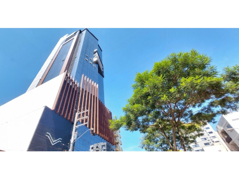 <p>Se você busca um espaço que alie <b>excelente localização</b>, <b>estrutura moderna</b> e <b>diferenciais práticos</b>, encontrou a sala comercial ideal.</p>

<p>Com <b><span class="math-inline"><span class="katex"><span aria-hidden="true" class="katex-html"><span class="base"><span class="mord">62</span><span class="mpunct">,</span><span class="mord">00</span><span class="mspace"> </span><span class="mord"><span class="mord mathnormal">m</span><span class="msupsub"><span class="vlist-t"><span class="vlist-r"><span class="vlist" style="height: 0.8141em;"><span style="top: -3.063em; margin-right: 0.05em;"><span class="sizing reset-size6 size3 mtight"><span class="mord mtight">2</span></span></span></span></span></span></span></span></span></span></span></span> de área privativa</b>, este espaço oferece a metragem perfeita para a maioria dos escritórios, consultórios e agências. O grande destaque é a comodidade de contar com <b>duas vagas de garagem</b> exclusivas, um item raro e essencial para proprietários, sócios ou clientes.</p>

<p>O acesso ao seu negócio é fácil e confortável, garantido pelo <b>Elevador</b> do prédio. A sala conta ainda com <b>1 Banheiro Social</b>.</p>
