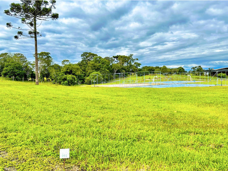 <p><strong>Conheça o Bouganville Residence em Chapecó!</strong></p>

<p>O exclusivo condomínio fechado da região que oferece uma hípica, perfeito para os apaixonados por cavalos! Além da hípica, o condomínio conta com 2 lagos, salão de festas, playground, praças, cachoeira, quadra de tênis, campo de futebol society, vôlei de areia, quadra de futsal e basquete, 2 áreas de recreação infantil, estacionamento para visitantes e um mirante com uma vista deslumbrante do Rio Uruguai.</p>

<p>O lote disponível possui 1219 m&sup2;, é plano e está próximo às quadras poliesportivas e áreas verdes do condomínio. Situado a apenas 20 minutos do centro, o Bouganville Residence é o refúgio perfeito para quem busca viver em um ambiente exclusivo, cercado de conforto, lazer e natureza. Além disso, o condomínio oferece portaria 24 horas e monitoramento, garantindo total segurança para os moradores.</p>
