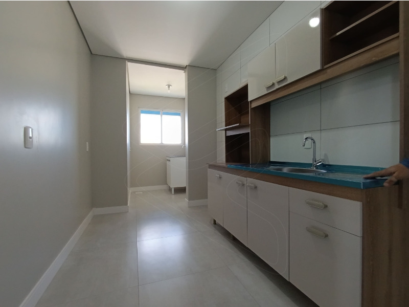 Apartamento de Frente. Cozinha com pia e armários. - foto 4