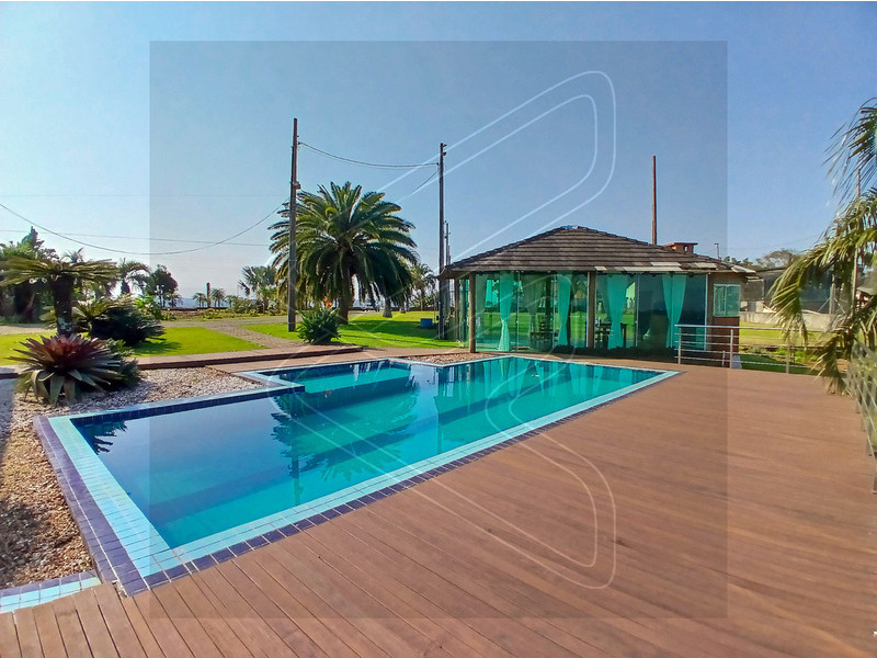 <font face="Comic Sans MS, cursive">Imagine uma ch&aacute;cara encantadora com uma vista deslumbrante para as colinas e o verde exuberante ao redor. O campo de futebol, perfeitamente nivelado e cercado por &aacute;rvores, oferece o espa&ccedil;o ideal para jogos entre amigos e familiares. Perto dali, um quiosque aconchegante convida para momentos de relaxamento, seja para um churrasco ao ar livre ou para apreciar o p&ocirc;r do sol. O sal&atilde;o de festas &eacute; o cora&ccedil;&atilde;o da ch&aacute;cara, totalmente mobiliado e decorado com bom gosto, combinando elementos r&uacute;sticos e modernos. Este espa&ccedil;o acolhedor est&aacute; pronto para receber celebra&ccedil;&otilde;es e eventos memor&aacute;veis, proporcionando conforto e eleg&acirc;ncia aos convidados.</font>