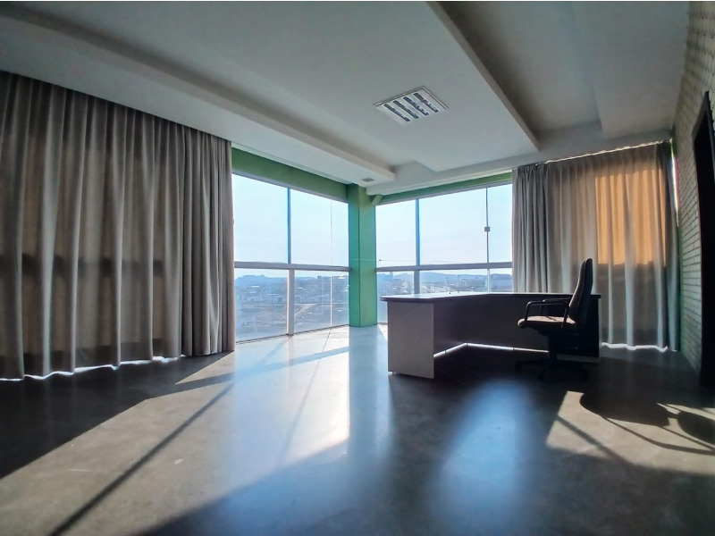 <h2> </h2>

<p>Este é o espaço que sua grande operação logística, industrial ou comercial precisa para prosperar. Apresentamos um <b>barracão espetacular</b> que oferece uma área total construída de <b><span class="mord">3.291</span><span class="mpunct">,</span><span class="mord">00</span><span class="mspace"> </span><span class="mord"><span class="mord mathnormal">m</span><span class="msupsub"><span class="vlist-t"><span class="vlist-r"><span class="vlist" style="height: 0.8141em;"><span style="top: -3.063em; margin-right: 0.05em;"><span class="sizing reset-size6 size3 mtight"><span class="mord mtight">2</span></span></span></span></span></span></span></span></b>, implantado em um amplo <b>terreno de <span class="math-inline"><span class="katex"><span aria-hidden="true" class="katex-html"><span class="base"><span class="mord">1.508</span><span class="mpunct">,</span><span class="mord">00</span><span class="mspace"> </span><span class="mord"><span class="mord mathnormal">m</span><span class="msupsub"><span class="vlist-t"><span class="vlist-r"><span class="vlist" style="height: 0.8141em;"><span style="top: -3.063em; margin-right: 0.05em;"><span class="sizing reset-size6 size3 mtight"><span class="mord mtight">2</span></span></span></span></span></span></span></span></span></span></span></span></b>.</p>

<p>Com dimensões impressionantes, o imóvel foi projetado pensando em alta funcionalidade e conforto para o staff. O piso é revestido com <b>Polido</b>, ideal para suportar tráfego pesado e garantir a durabilidade e facilidade de limpeza.</p>
