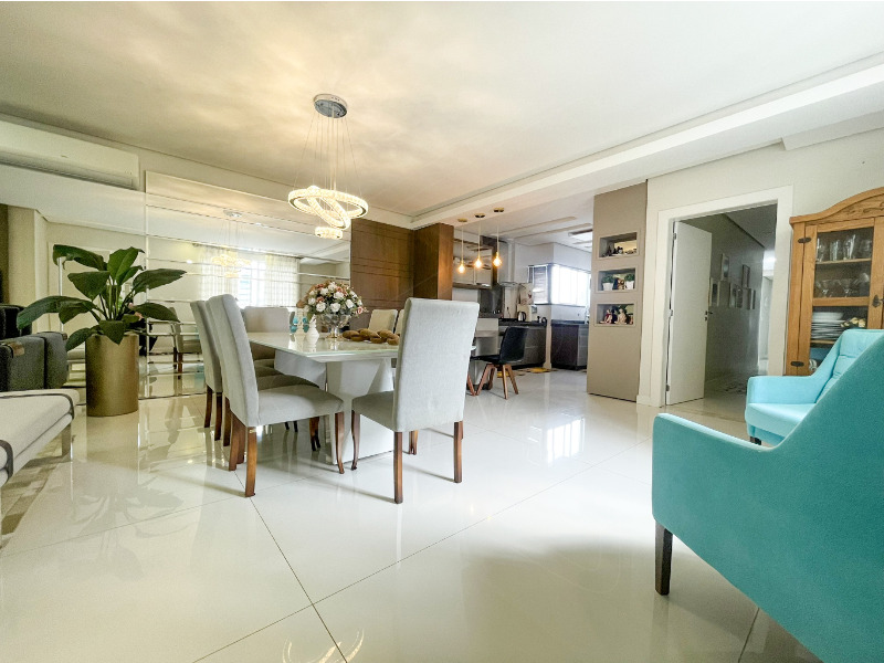 <h2>Apartamento de Luxo &agrave; Venda no Centro de Chapec&oacute;</h2>

<p>Descubra o seu novo lar em um deslumbrante apartamento de 3 su&iacute;tes, localizado no cora&ccedil;&atilde;o de Chapec&oacute;. Com uma &aacute;rea privativa de 196,60 m&sup2;, este im&oacute;vel oferece conforto e sofistica&ccedil;&atilde;o para toda a fam&iacute;lia.</p>

<p>N&atilde;o perca a oportunidade de viver em um espa&ccedil;o que combina eleg&acirc;ncia e praticidade. Agende sua visita e venha conhecer este incr&iacute;vel im&oacute;vel residencial!</p>
