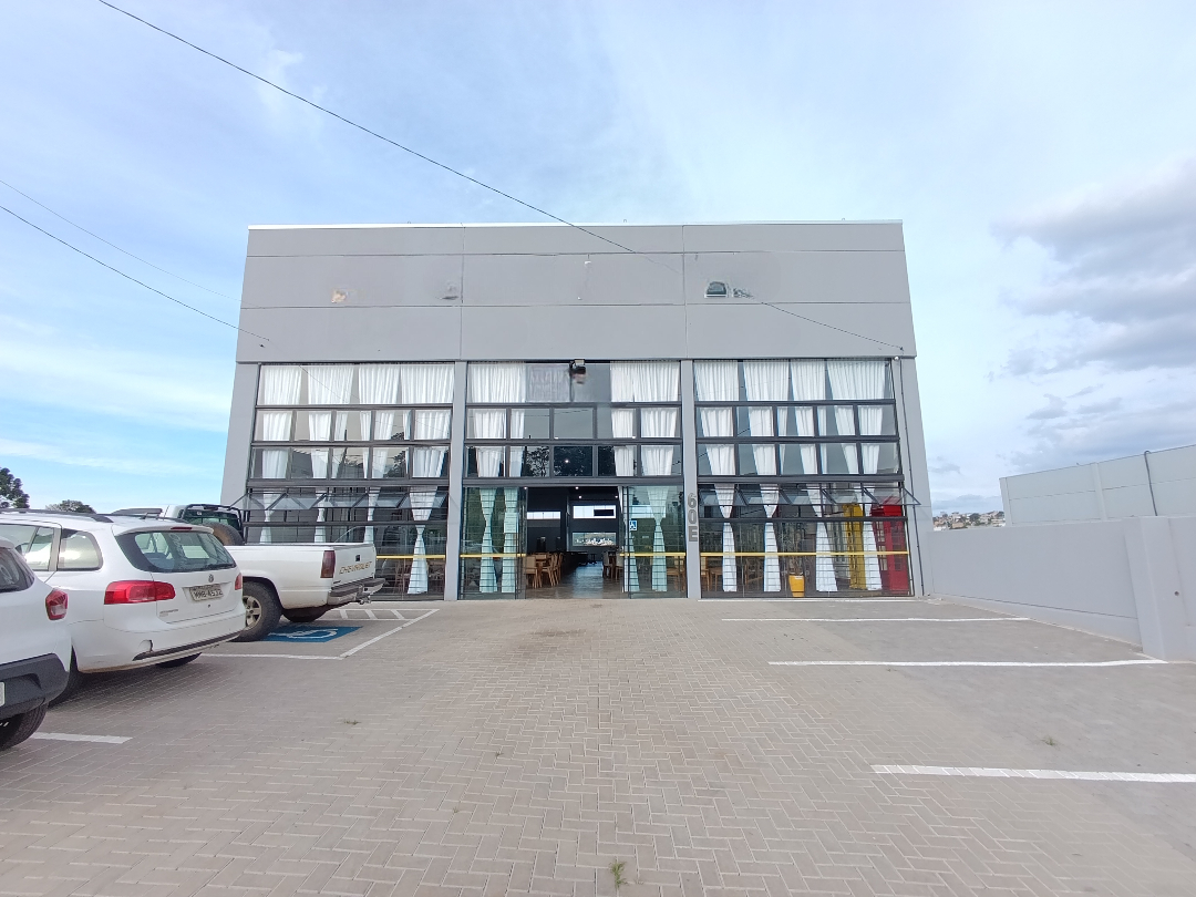 <h2>Barracão à Locação no Bom Retiro - Chapecó</h2>

<p>Descubra este incrível barracão disponível para locação no Bom Retiro, em Chapecó. Com uma ampla área privativa de 600 m&sup2;, este imóvel é ideal para o seu negócio, oferecendo espaço e conforto.</p>

<p>Principais características:</p>

<ul style="list-style: none">
	<li>Área privativa: 600 m&sup2;</li>
	<li>IPTU: Isento em 2024</li>
	<li>Vagas de garagem: 7</li>
	<li>Banheiros sociais: 4</li>
	<li>Piso revestido em polido</li>
</ul>

<p>Não perca a oportunidade de conhecer este espaço que pode ser a solução perfeita para suas necessidades. Agende uma visita e venha conferir de perto!</p>
