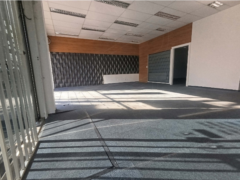 Esta é a oportunidade perfeita para empresas que precisam de <b>muito espaço</b> e valorizam o <b>conforto</b> e a <b>praticidade</b>. Apresentamos uma sala comercial de <b><span class="math-inline"><span class="katex"><span aria-hidden="true" class="katex-html"><span class="base"><span class="mord">383</span><span class="mpunct">,</span><span class="mord">62</span><span class="mspace"> </span><span class="mord"><span class="mord mathnormal">m</span><span class="msupsub"><span class="vlist-t"><span class="vlist-r"><span class="vlist" style="height: 0.8141em;"><span style="top: -3.063em; margin-right: 0.05em;"><span class="sizing reset-size6 size3 mtight"><span class="mord mtight">2</span></span></span></span></span></span></span></span></span></span></span></span> de área privativa</b>, ideal para grandes equipes e operações que demandam um ambiente vasto e funcional.
