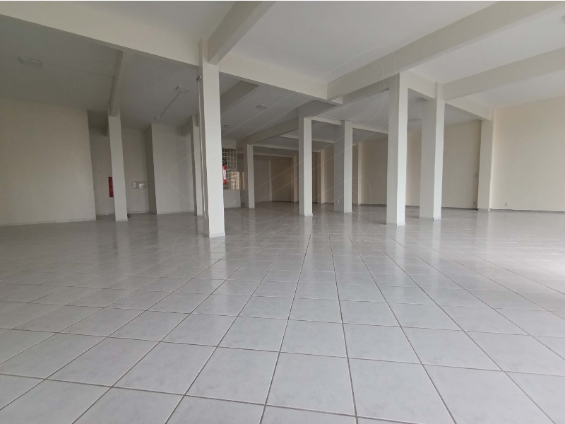 <p>Com <b><span class="math-inline"><span class="katex"><span aria-hidden="true" class="katex-html"><span class="base"><span class="mord">260</span><span class="mpunct">,</span><span class="mord">00</span><span class="mspace"> </span><span class="mord"><span class="mord mathnormal">m</span><span class="msupsub"><span class="vlist-t"><span class="vlist-r"><span class="vlist" style="height: 0.8141em;"><span style="top: -3.063em; margin-right: 0.05em;"><span class="sizing reset-size6 size3 mtight"><span class="mord mtight">2</span></span></span></span></span></span></span></span></span></span></span></span> de área privativa</b>, este imóvel oferece dimensões ideais para sedes corporativas, clínicas ou grandes escritórios. O grande destaque é a infraestrutura externa: a unidade conta com um terreno de <b><span class="mord">1.000</span><span class="mpunct">,</span><span class="mord">00</span><span class="mspace"> </span><span class="mord"><span class="mord mathnormal">m</span><span class="msupsub"><span class="vlist-t"><span class="vlist-r"><span class="vlist" style="height: 0.8141em;"><span style="top: -3.063em; margin-right: 0.05em;"><span class="sizing reset-size6 size3 mtight"><span class="mord mtight">2</span></span></span></span></span></span></span></span></b> e um <b>Estacionamento</b> que inclui <b>quatro vagas de garagem</b> exclusivas – um diferencial crucial para o conforto de clientes e colaboradores.</p>

<p>O piso em <b>Cerâmica</b> proporciona durabilidade e facilidade na limpeza. Embora a quantidade de banheiros sociais não esteja especificada, a estrutura e o tamanho da área privativa garantem que o imóvel foi projetado para atender grandes equipes.</p>
