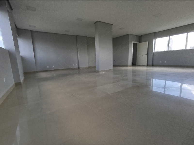 <h2> </h2>

<p> </p>

<p>Apresentamos uma excelente <b>sala comercial</b> que oferece a combinação perfeita de segurança e conforto para o seu negócio. Com <b><span class="math-inline"><span class="katex"><span aria-hidden="true" class="katex-html"><span class="base"><span class="mord">63</span><span class="mpunct">,</span><span class="mord">00</span><span class="mspace"> </span><span class="mord"><span class="mord mathnormal">m</span><span class="msupsub"><span class="vlist-t"><span class="vlist-r"><span class="vlist" style="height: 0.8141em;"><span style="top: -3.063em; margin-right: 0.05em;"><span class="sizing reset-size6 size3 mtight"><span class="mord mtight">2</span></span></span></span></span></span></span></span></span></span></span></span> de área privativa</b> e <b><span class="math-inline"><span class="katex"><span aria-hidden="true" class="katex-html"><span class="base"><span class="mord">144</span><span class="mpunct">,</span><span class="mord">76</span><span class="mspace"> </span><span class="mord"><span class="mord mathnormal">m</span><span class="msupsub"><span class="vlist-t"><span class="vlist-r"><span class="vlist" style="height: 0.8141em;"><span style="top: -3.063em; margin-right: 0.05em;"><span class="sizing reset-size6 size3 mtight"><span class="mord mtight">2</span></span></span></span></span></span></span></span></span></span></span></span> de área total construída</b>, o espaço é funcional e moderno.</p>

<p>Um grande destaque é a sua <b>Orientação Solar Norte</b>, que garante ótima iluminação natural durante boa parte do dia, proporcionando um ambiente de trabalho mais agradável e economia de energia.</p>

<p>A segurança é completa, contando com <b>Alarme</b>, <b>Câmeras de Segurança</b> e <b>Portão Eletrônico</b> no acesso.</p>

