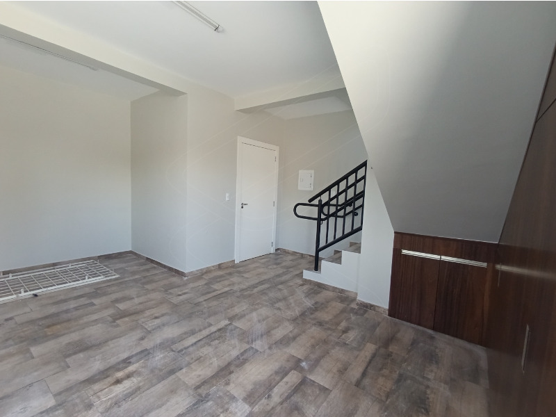 <h2> </h2>

<p> </p>

<p>Esta é a solução de <b>locação</b> ideal para empresas que buscam um <b>barracão prático, com excelente pátio e área administrativa</b>!Com <b><span class="math-inline"><span class="katex"><span aria-hidden="true" class="katex-html"><span class="base"><span class="mord">420</span><span class="mpunct">,</span><span class="mord">00</span><span class="mspace"> </span><span class="mord"><span class="mord mathnormal">m</span><span class="msupsub"><span class="vlist-t"><span class="vlist-r"><span class="vlist" style="height: 0.8141em;"><span style="top: -3.063em; margin-right: 0.05em;"><span class="sizing reset-size6 size3 mtight"><span class="mord mtight">2</span></span></span></span></span></span></span></span></span></span></span></span> de área construída</b> (privativa), o imóvel está situado em um <b>terreno de <span class="math-inline"><span class="katex"><span aria-hidden="true" class="katex-html"><span class="base"><span class="mord">600</span><span class="mpunct">,</span><span class="mord">00</span><span class="mspace"> </span><span class="mord"><span class="mord mathnormal">m</span><span class="msupsub"><span class="vlist-t"><span class="vlist-r"><span class="vlist" style="height: 0.8141em;"><span style="top: -3.063em; margin-right: 0.05em;"><span class="sizing reset-size6 size3 mtight"><span class="mord mtight">2</span></span></span></span></span></span></span></span></span></span></span></span></b>, oferecendo uma área externa generosa para manobra e estacionamento, fundamental para logística e operações de carga e descarga.</p>

<p> </p>
