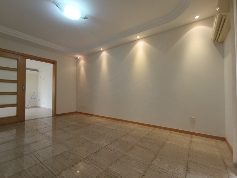 Casa para locação com 300 m² de área privativa em um terreno de 520 m², com quatro dormitórios, sendo uma suíte com hidromassagem, cinco banheiros sociais, sala de estar e sala de jantar, lavabo, cozinha, churrasqueira, lareira, piscina, salão de festas, portão eletrônico e duas vagas de garagem. O imóvel é semi-mobiliado e oferece conforto, praticidade e lazer para toda a família. Valor aproximado de IPTU R$ 253,00.<br>
