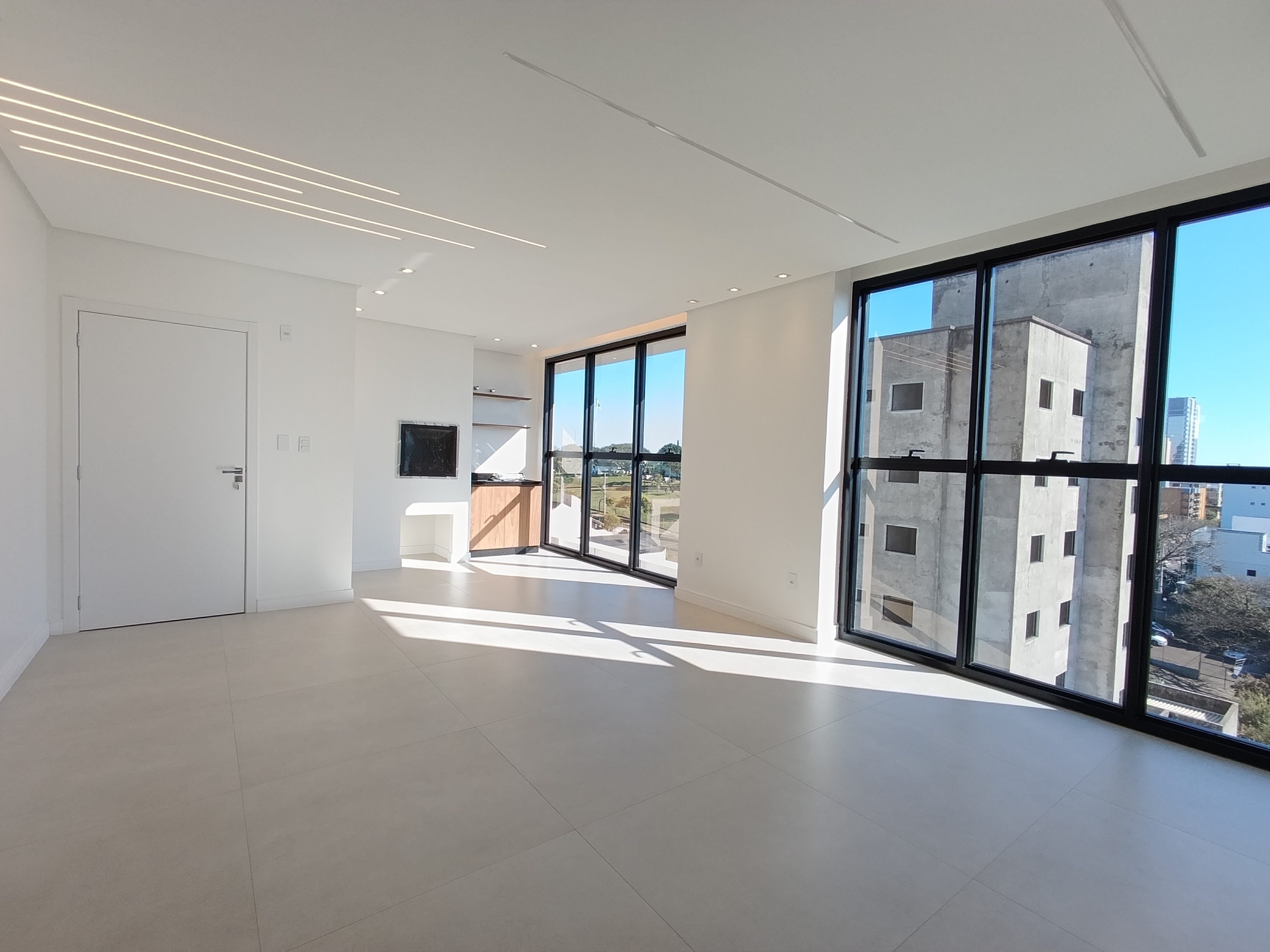 Apartamento para locação com 105 m² de área privativa, contando com três dormitórios, sendo uma suíte, um banheiro social, sala de TV, cozinha, área de serviço e sacada. O imóvel dispõe de duas vagas de garagem, portão eletrônico, churrasqueira, piscina, playground, salão de festas e climatizador, oferecendo conforto e lazer para toda a família. Piso em porcelanato e estacionamento disponível. Valor aproximado de IPTU R$ 2.024,00 e seguro incêndio R$ 30,00.<br>
