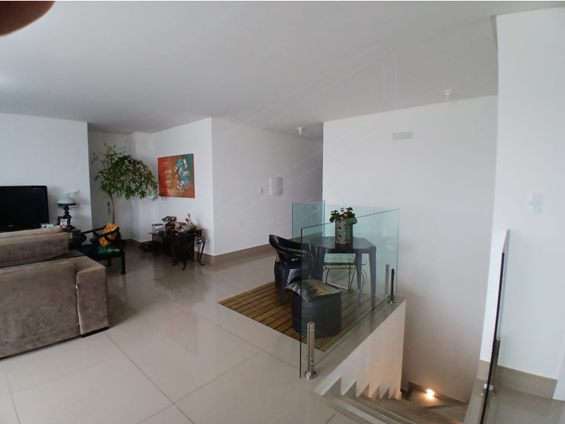 Apartamento para locação com 196,61 m² de área privativa, totalmente mobiliado e pronto para morar. O imóvel possui três dormitórios, todos suítes, dois banheiros sociais, sala de estar, sala de jantar, cozinha, área de serviço e sacada. Conta com três vagas de garagem, gás central, câmera de segurança, portão eletrônico e revestimento em porcelanato, decorflex e lâmina. O condomínio oferece churrasqueira e salão de festas, garantindo conforto, segurança e lazer para toda a família.<br>
