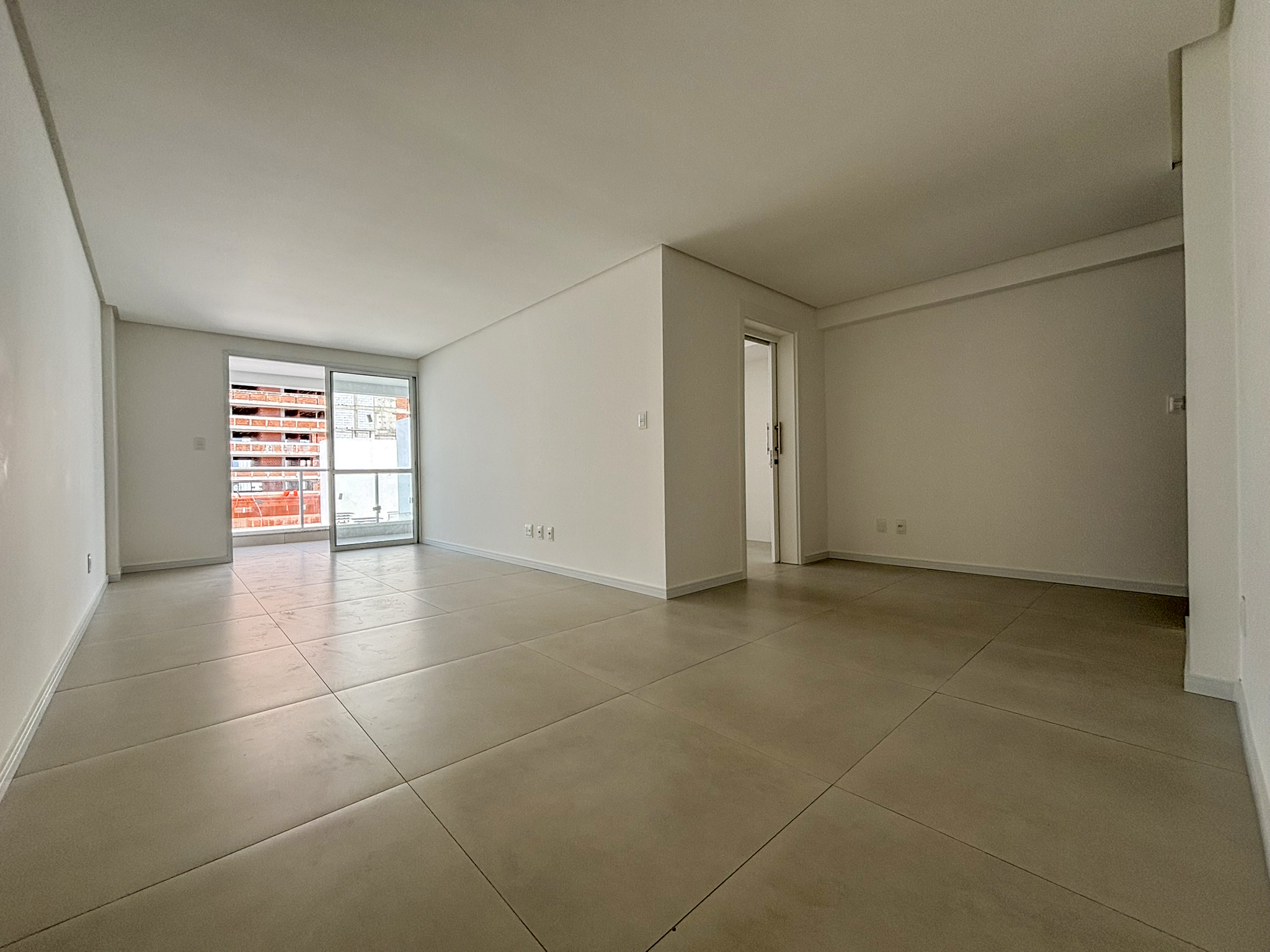 <p>Este apartamento exclusivo, localizado no 15º andar, oferece uma vista privilegiada e tudo o que há de melhor para quem busca conforto e praticidade. Com 115m&sup2; de área privativa, o imóvel dispõe de três dormitórios, sendo uma suíte, projetados para garantir privacidade e bem-estar. A sala de estar é integrada à sala de jantar, criando um ambiente amplo e aconchegante, perfeito para reunir a família e amigos.</p>

<p>A cozinha, funcional e bem planejada, conecta-se à área de serviço, oferecendo praticidade para o dia a dia. Uma sacada com churrasqueira complementa o espaço, proporcionando um ambiente ideal para momentos de lazer. Além disso, o apartamento possui um banheiro social e duas vagas de garagem cobertas, agregando ainda mais valor à experiência de morar aqui.</p>

<p>O condomínio conta com uma infraestrutura completa, incluindo elevador, portão eletrônico para maior segurança, playground para as crianças e um salão de festas, ideal para celebrações e eventos. Localizado em frente ao Supermercado Brasão e à Escola Exponencial, o imóvel está em uma região estratégica que combina conveniência e qualidade de vida.</p>

<p>Em fase final de acabamento, é novíssimo e representa uma oportunidade única no mercado, pronto para receber seus primeiros moradores.</p>
