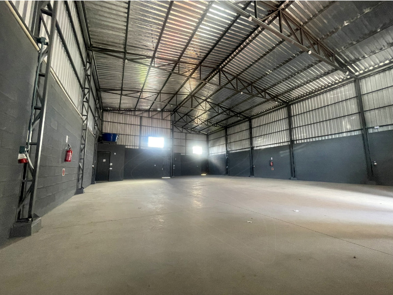 <br>
Barracão para locação com excelente estrutura e localização. O imóvel conta com área privativa de 280 m² em um terreno de 468 m², oferecendo amplo espaço para diferentes tipos de atividades comerciais ou industriais.<br>
<br>
Possui pé-direito de 6 metros, dois banheiros sociais e estacionamento próprio, proporcionando comodidade e praticidade. Conta também com Habite-se regularizado, garantindo segurança e conformidade legal.<br>
<br>
Valor aproximado de IPTU: R$ 85,00 e seguro incêndio: R$ 97,00.<br>
<br>
<br>
