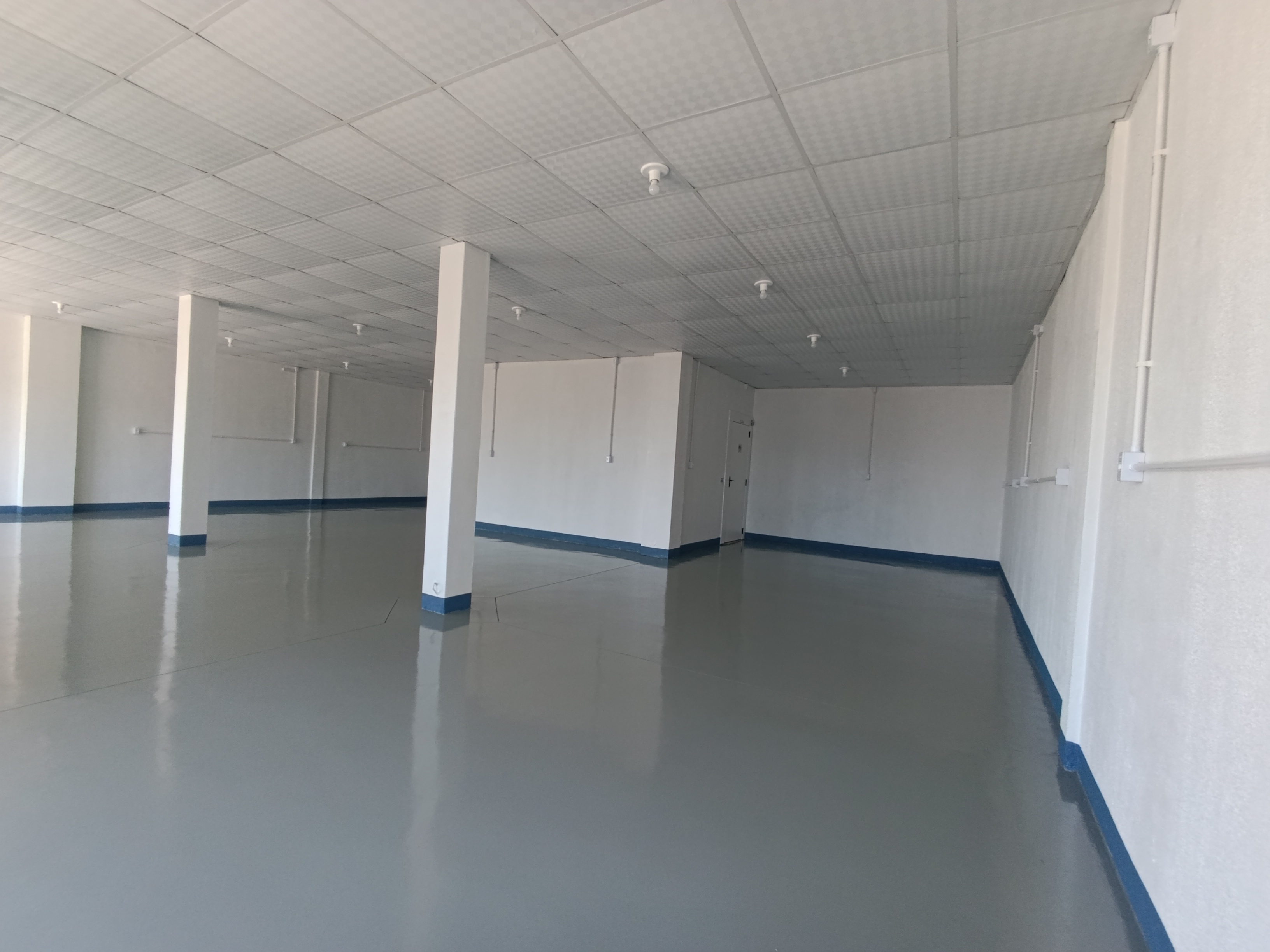 <br>
<br>
Sala comercial para locação com excelente espaço e localização privilegiada. O imóvel possui área privativa de 132 m², com piso polido que valoriza o ambiente e proporciona um visual moderno e profissional.<br>
<br>
Conta com dois banheiros sociais e estacionamento disponível, oferecendo conforto e praticidade para clientes e colaboradores. Ideal para escritórios, consultórios ou empresas que buscam um espaço amplo e bem estruturado.<br>
<br>
Valor aproximado de IPTU: R$ 117,00 e seguro incêndio: R$ 63,00.<br>
<br>
<br>
